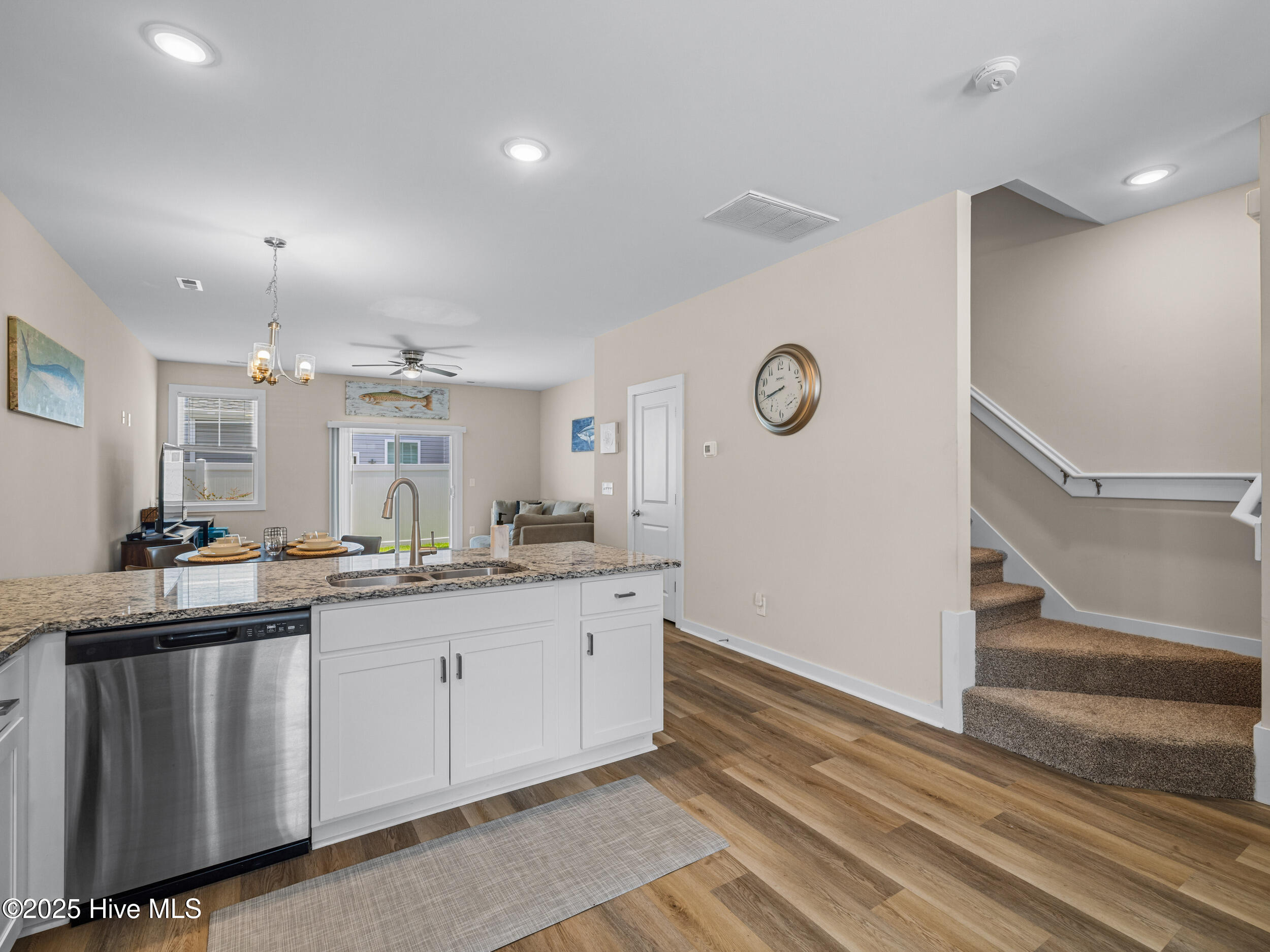 100541622 | Photo 10