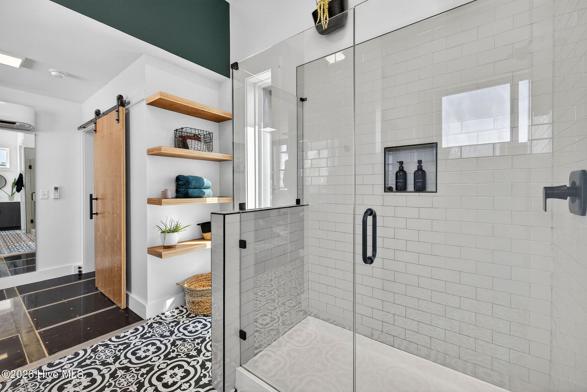 100563614 | Photo 27