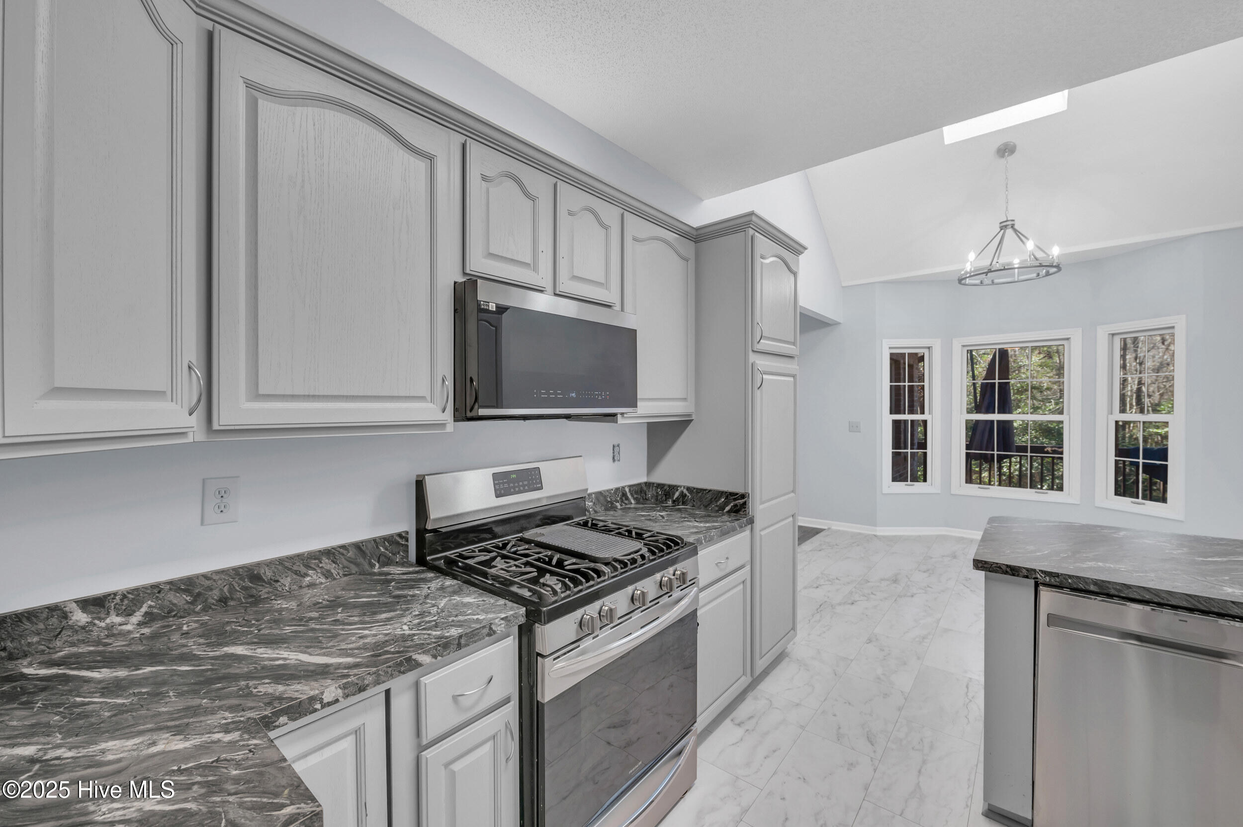 100548382 | Photo 15