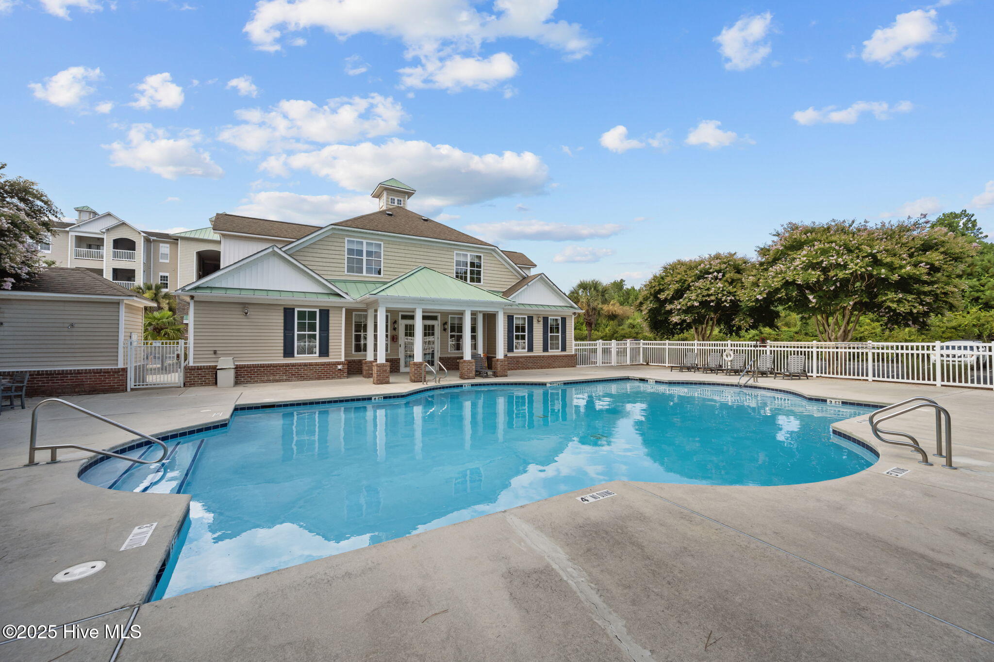 100506684 | Photo 44