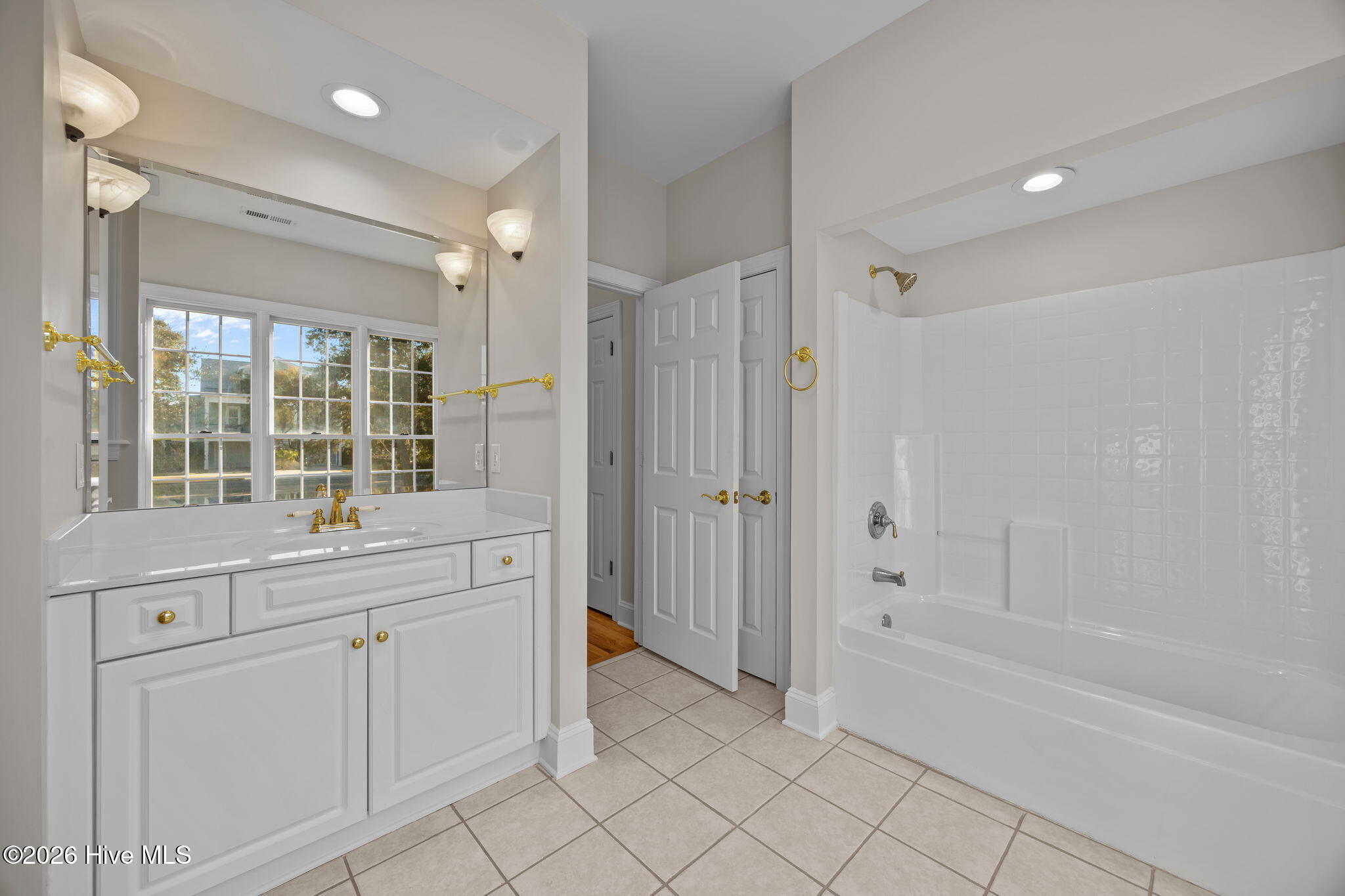 100548022 | Photo 29