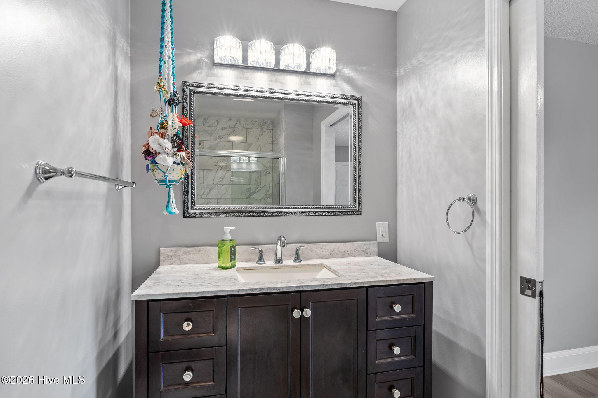 100566474 | Photo 34