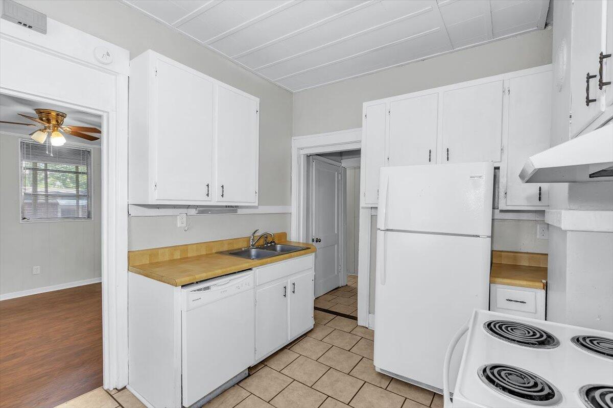 21-1926 A Howard Ave-6