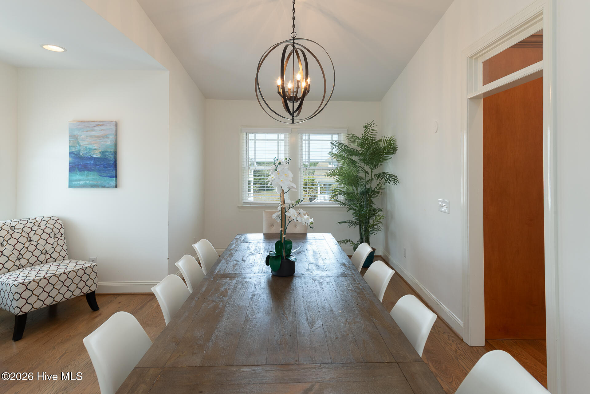 100562037 | Photo 42