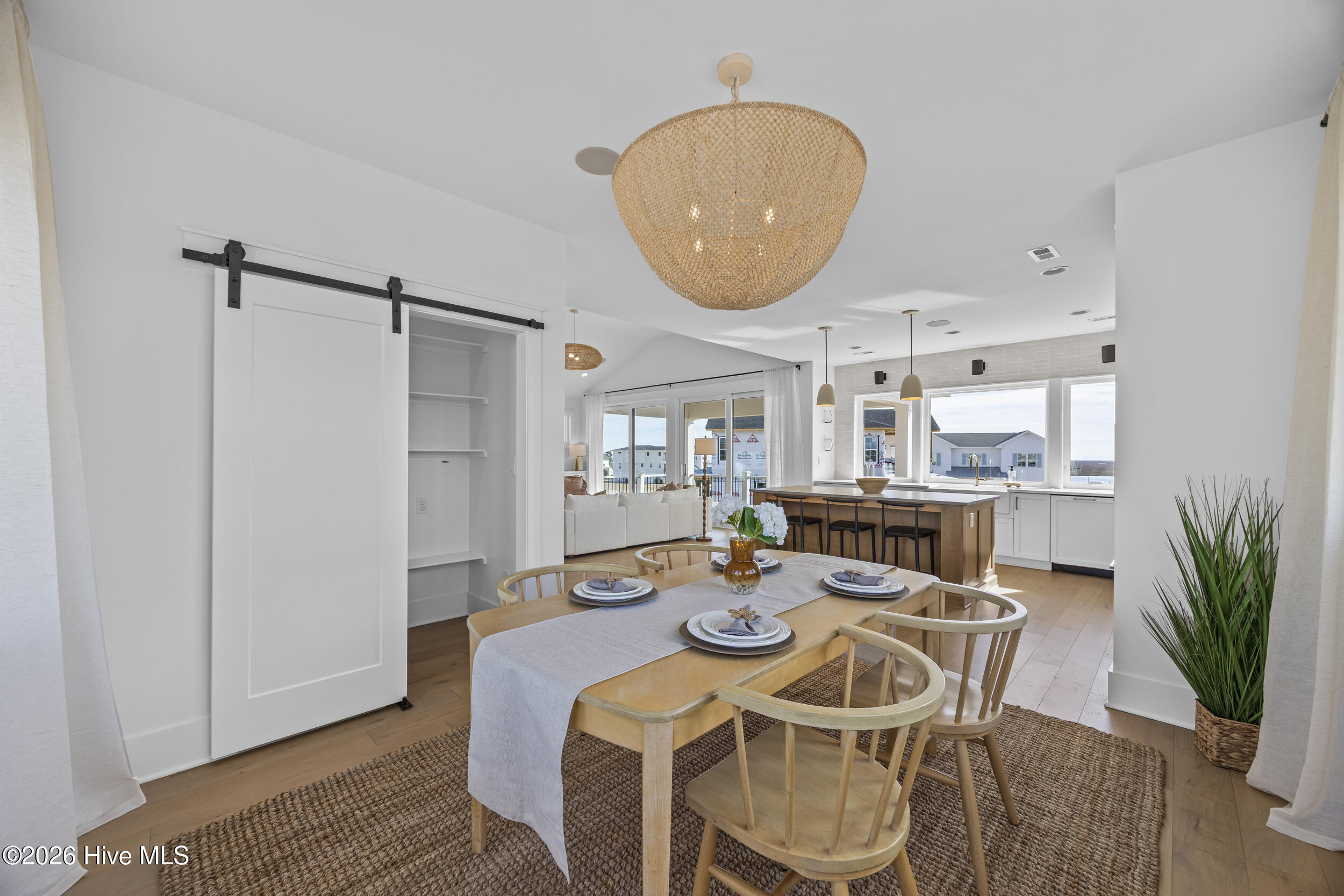 100551268 | Photo 21