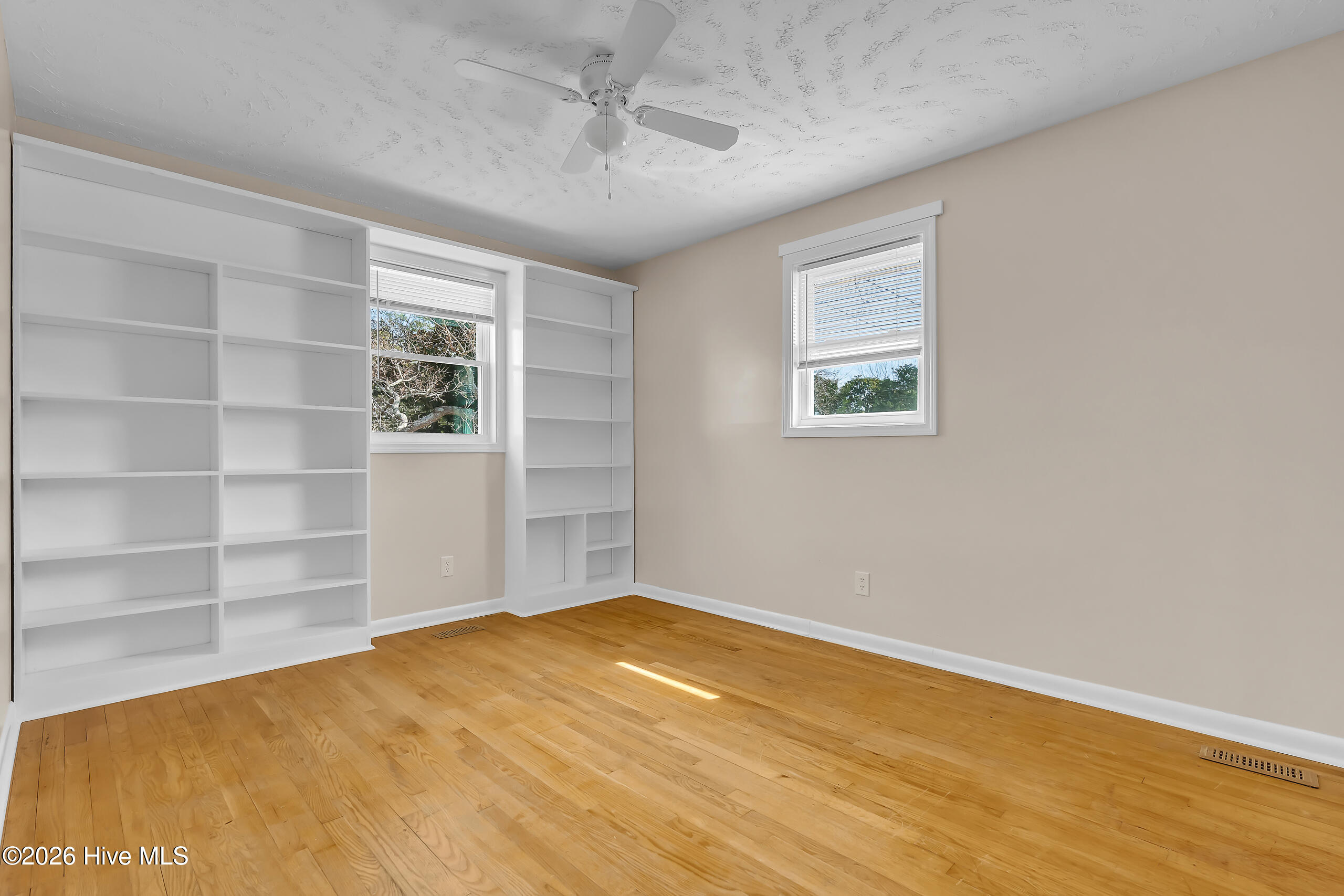 100557888 | Photo 32