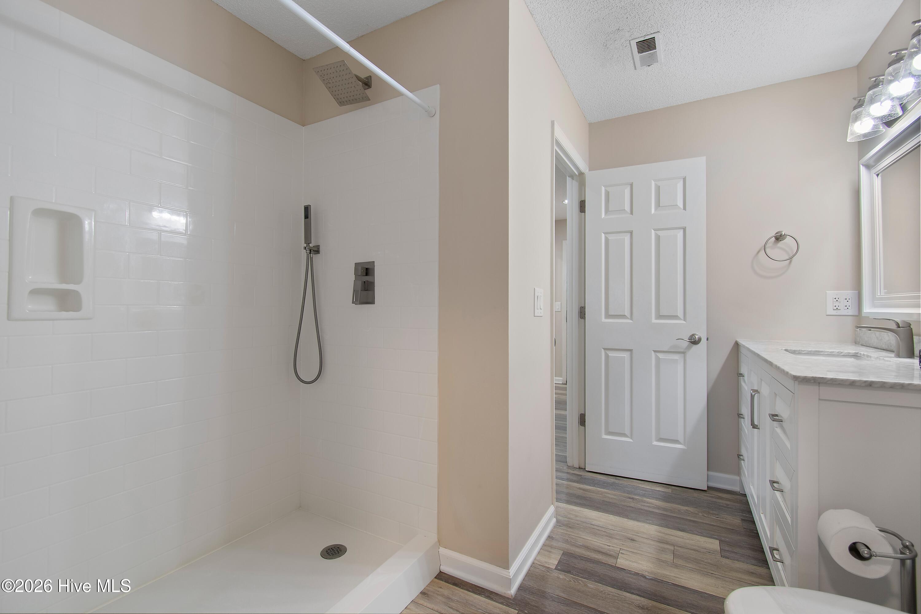 100562302 | Photo 19