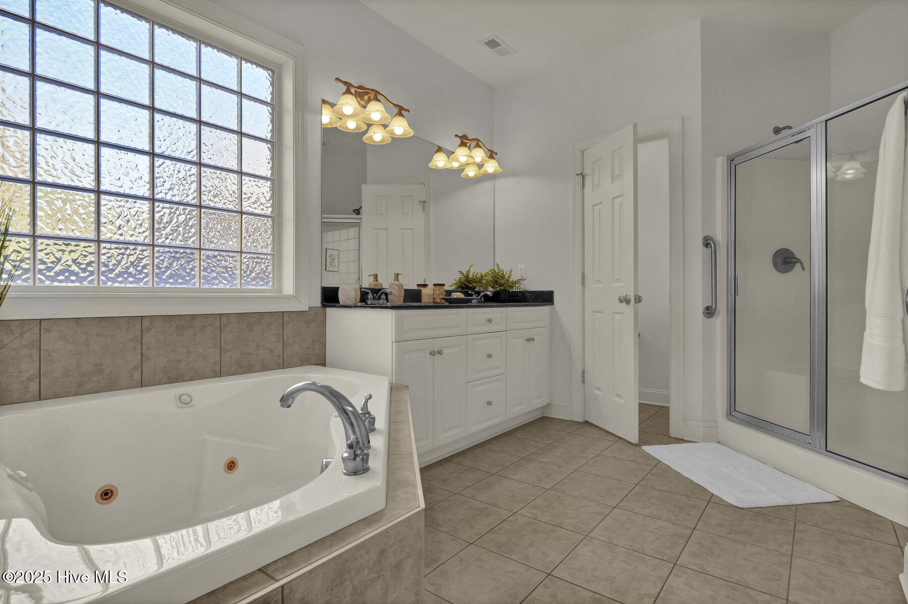 100540144 | Photo 37