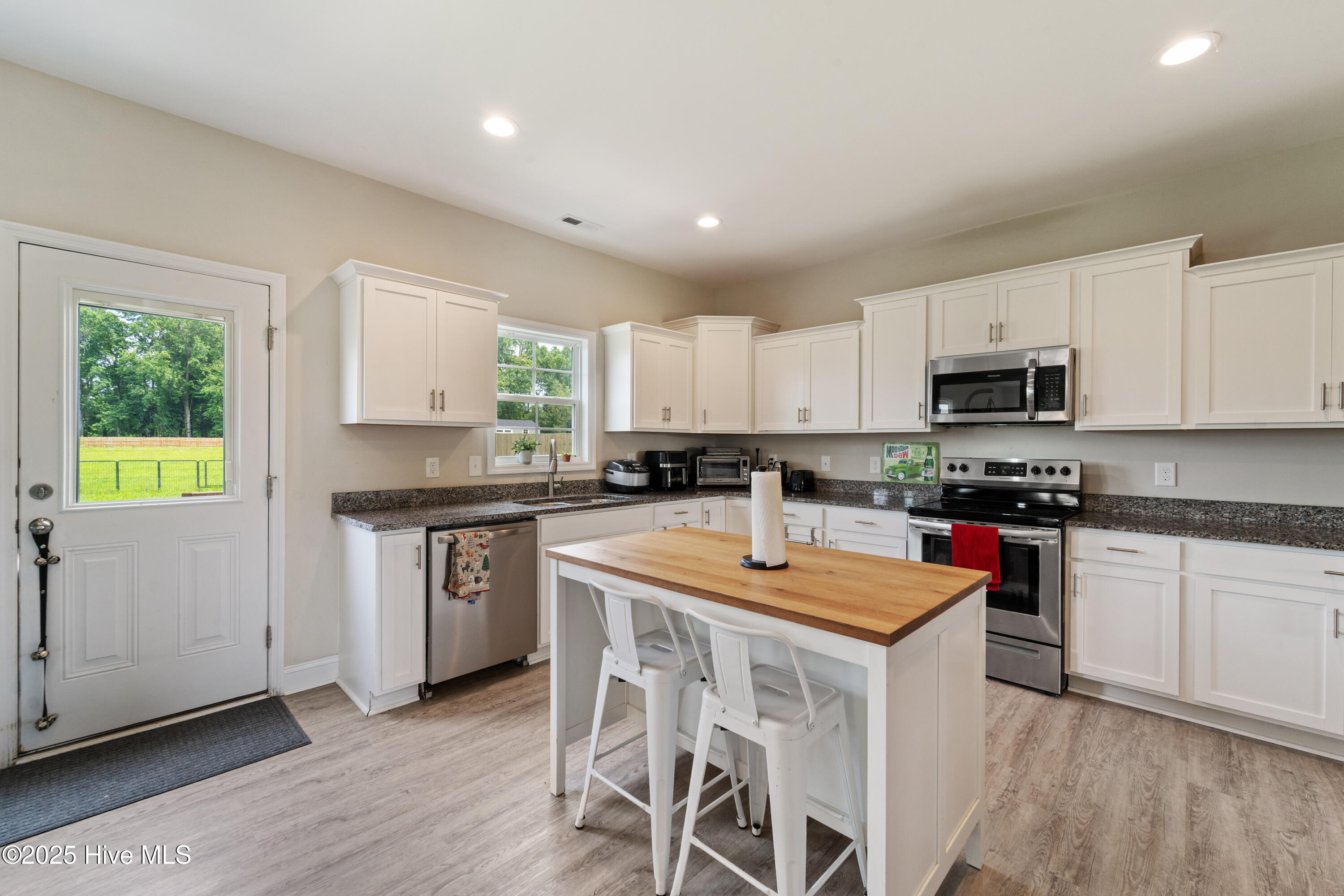 100533820 | Photo 36