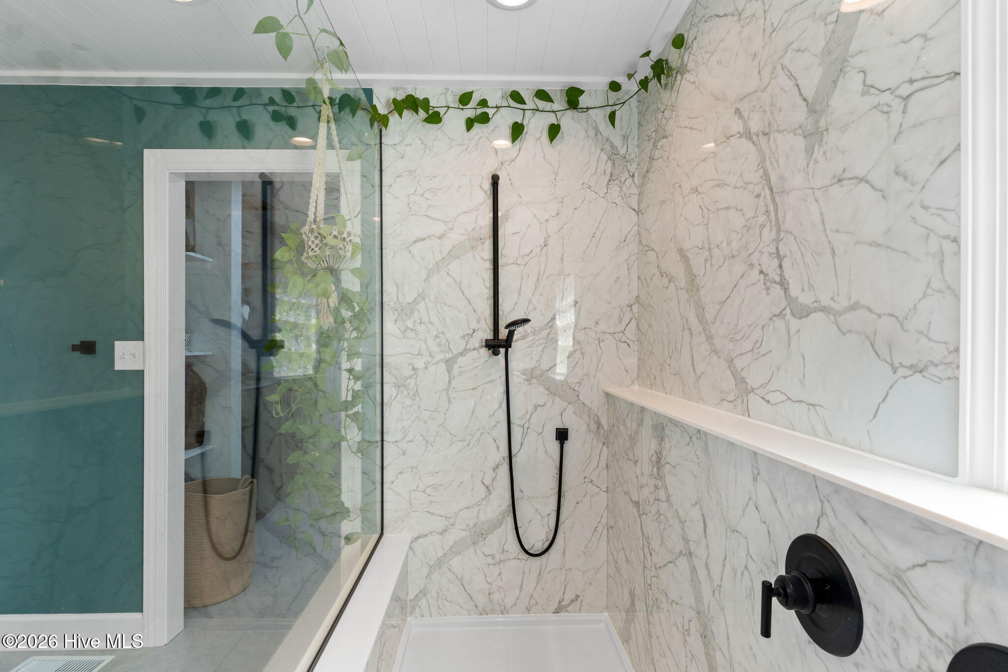 100560277 | Photo 19