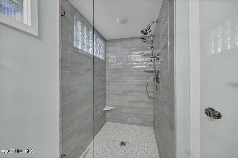 100522715 | Photo 21