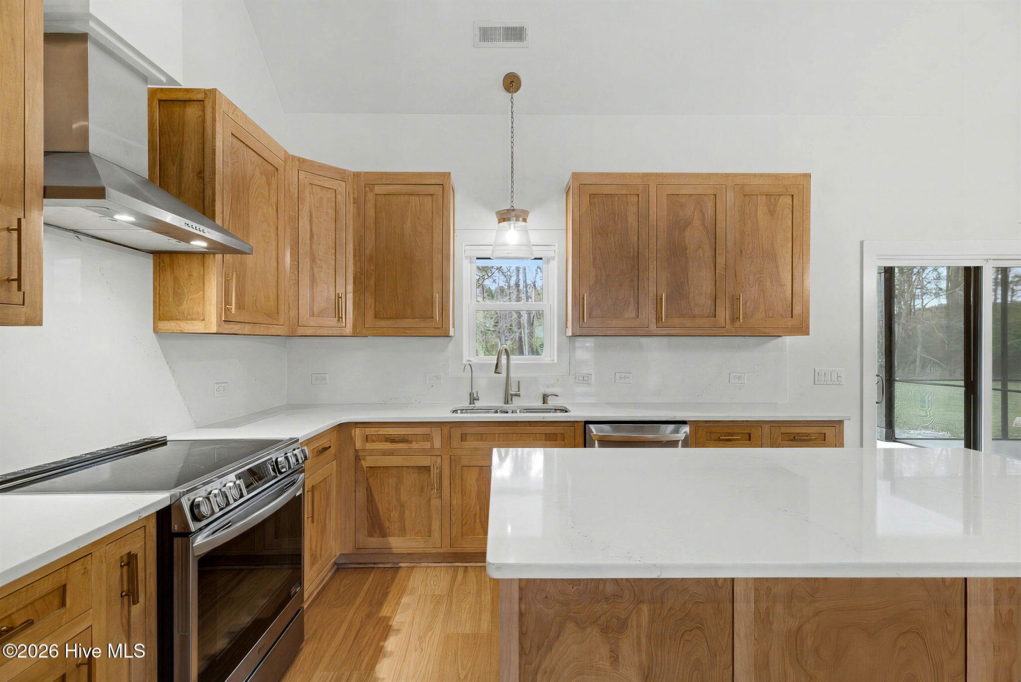 100564099 | Photo 13