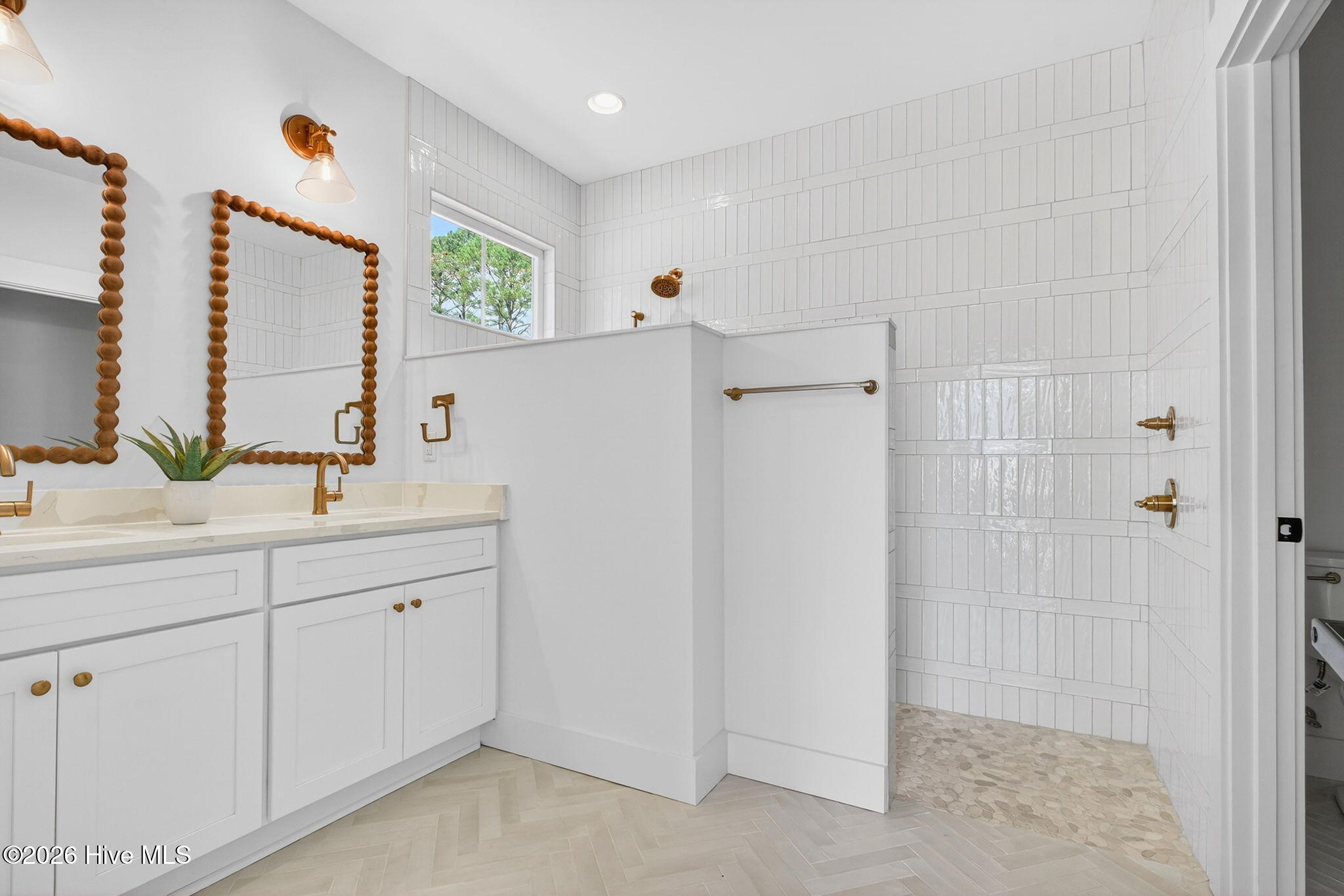 100559377 | Photo 19