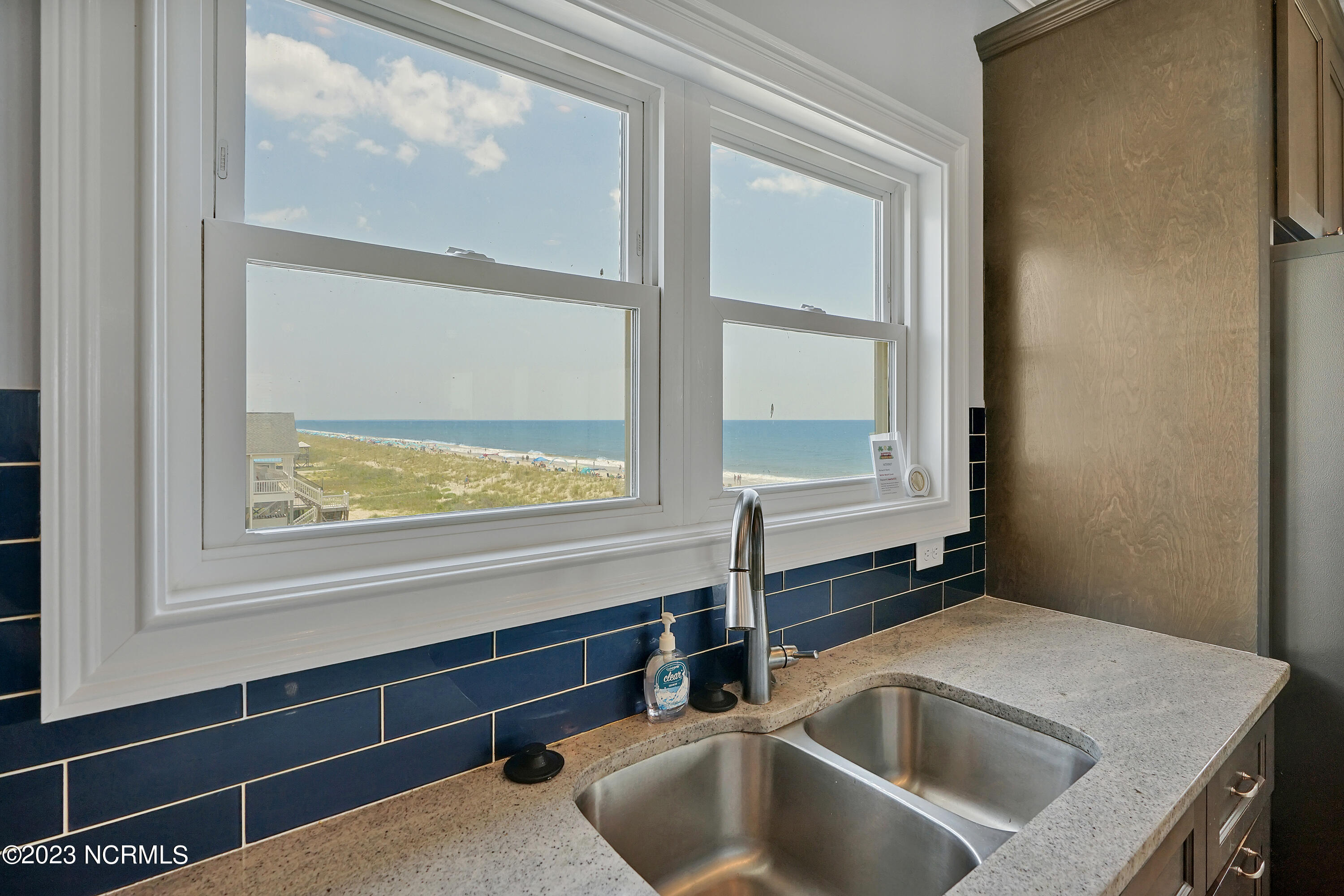 100558730 | Photo 22