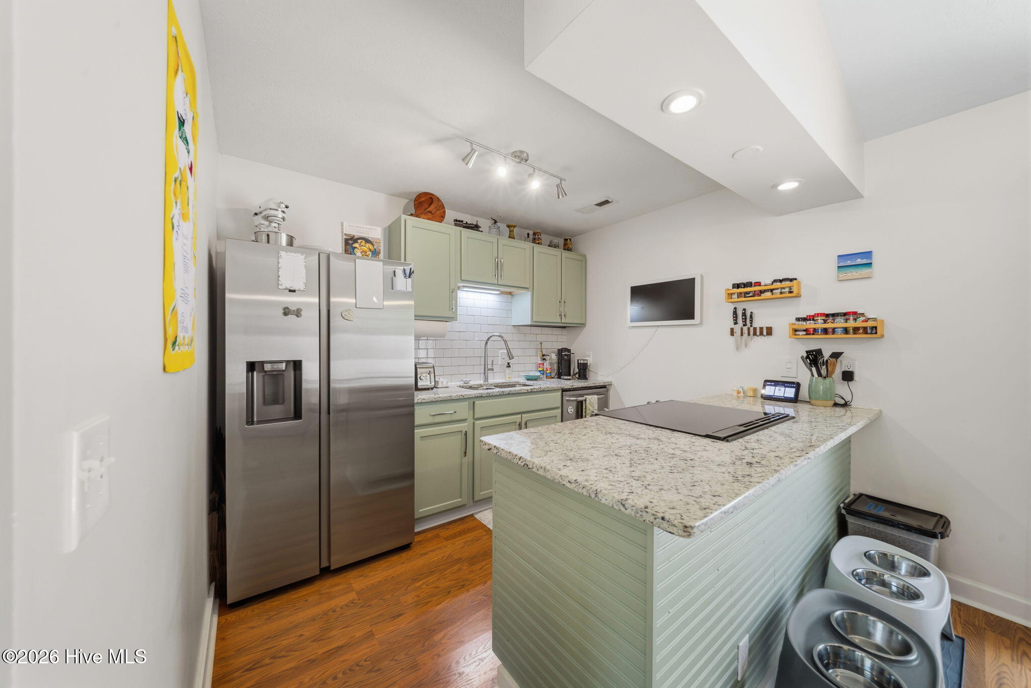 100560647 | Photo 12