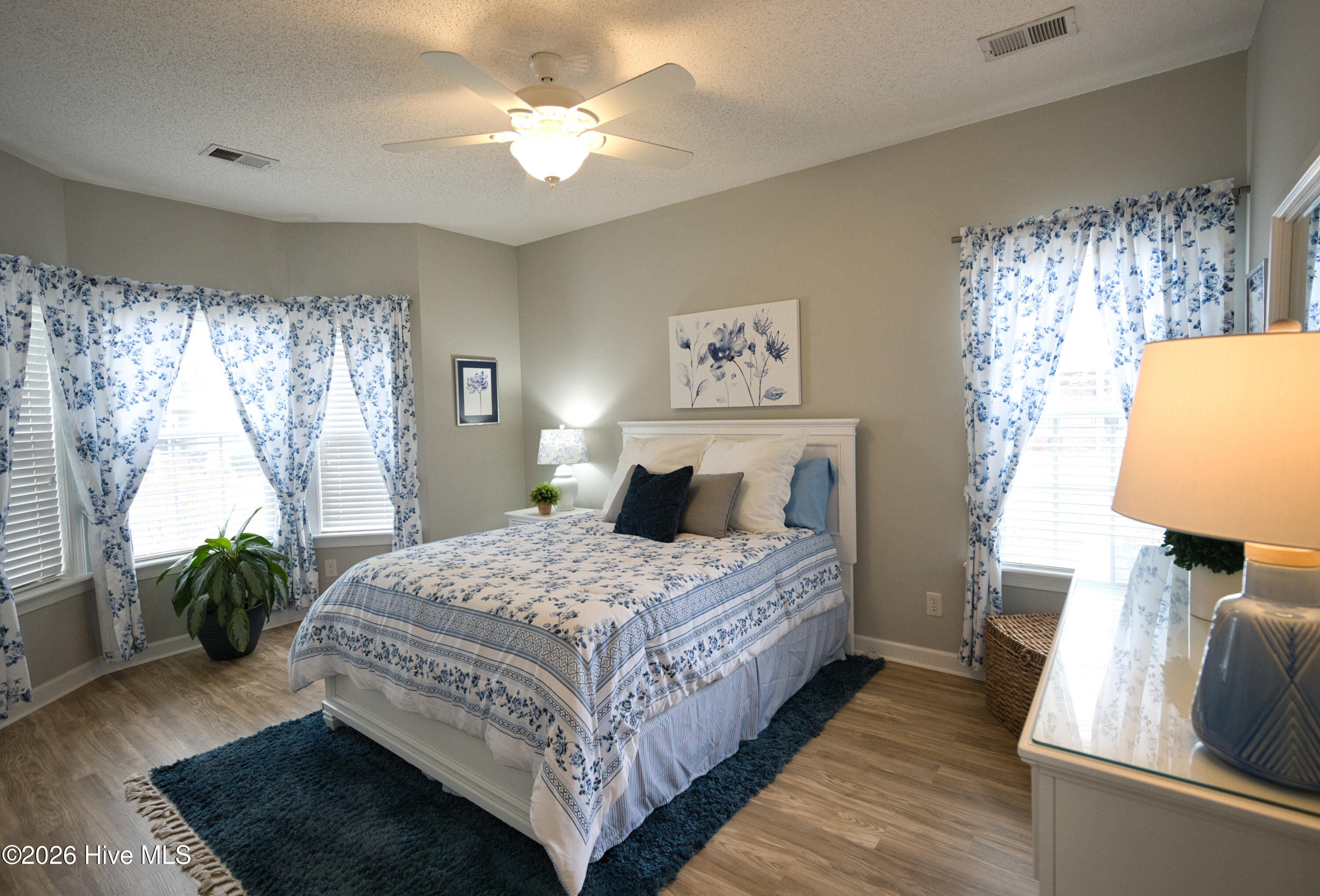 100558044 | Photo 41