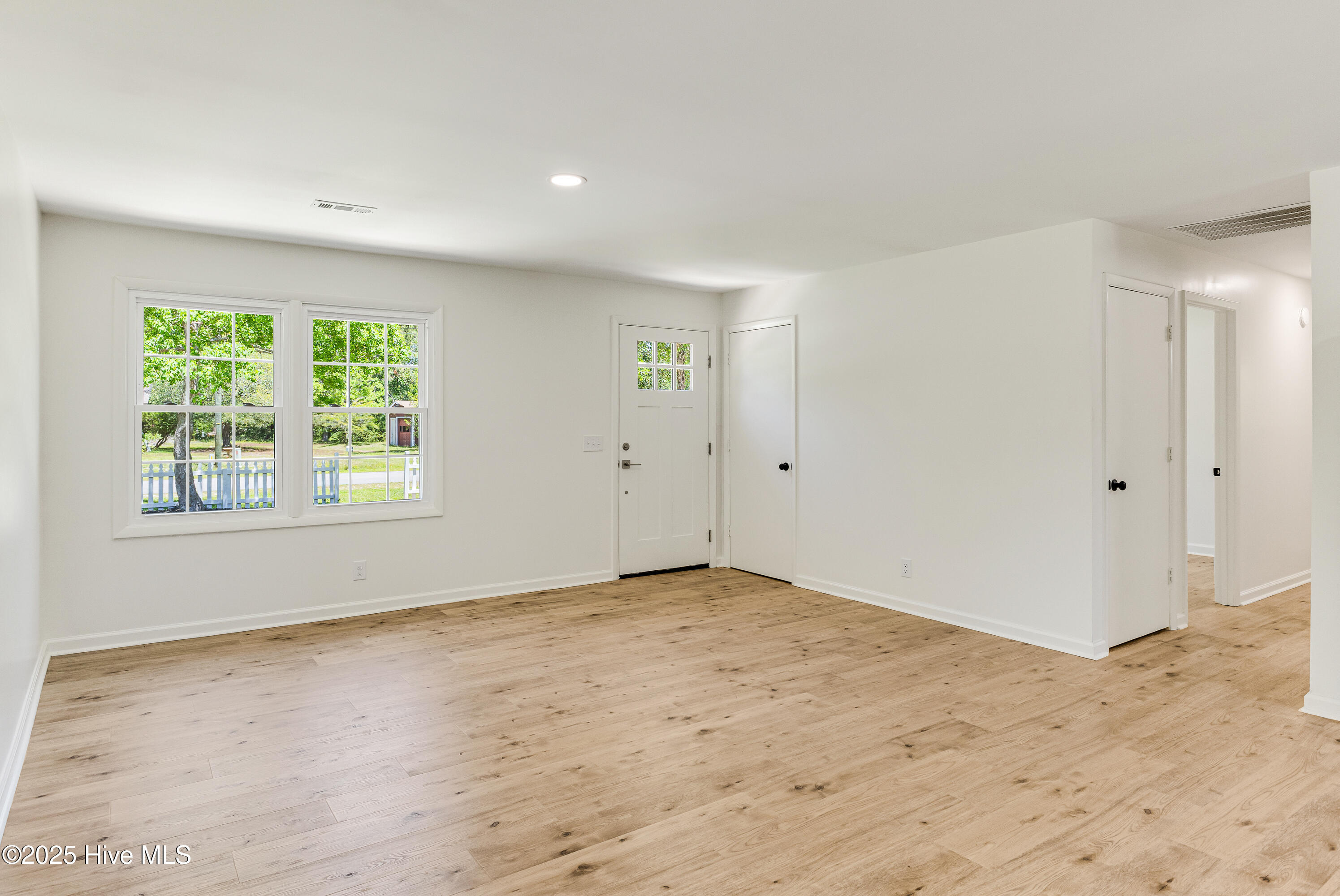 100509381 | Photo 12