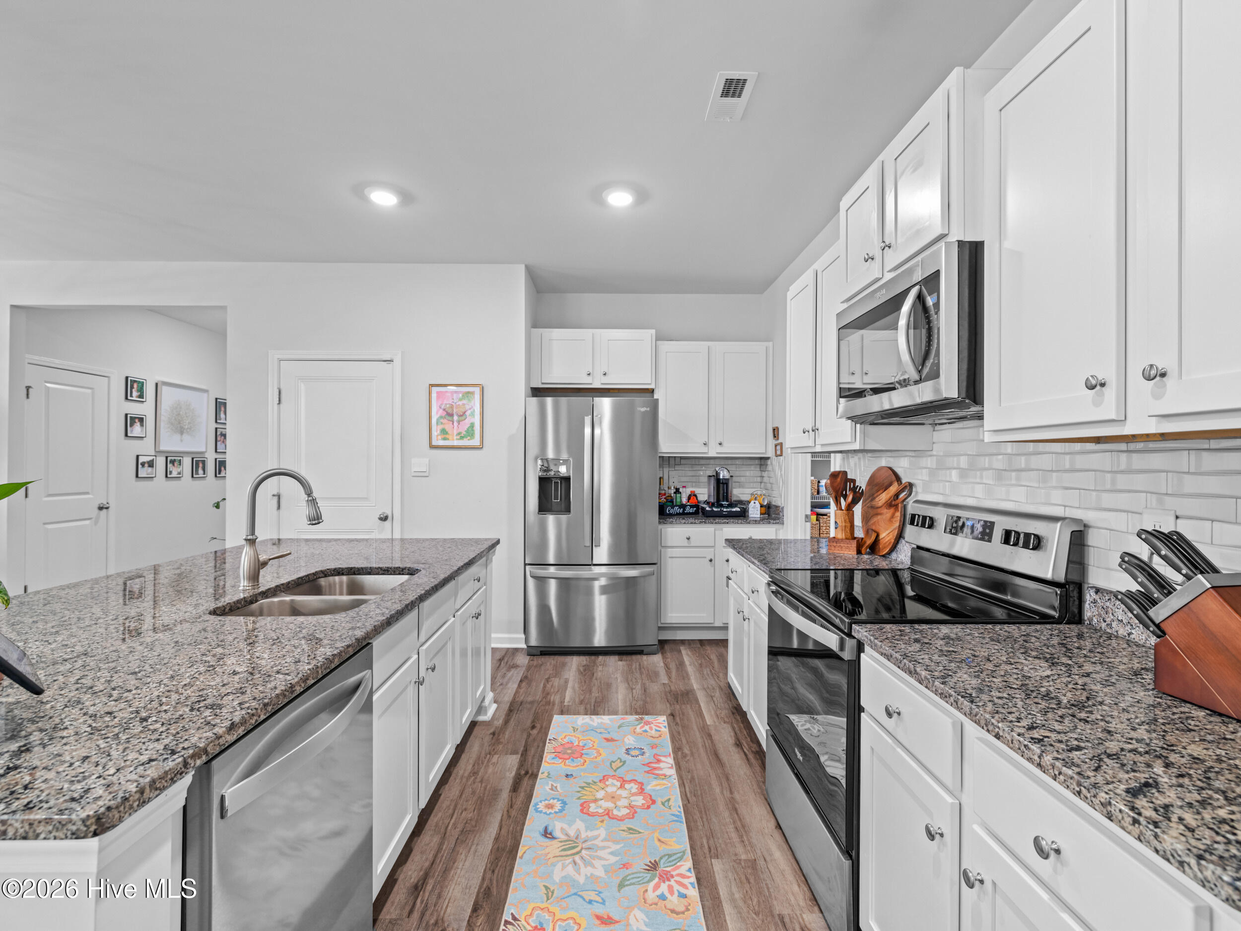 100562938 | Photo 14