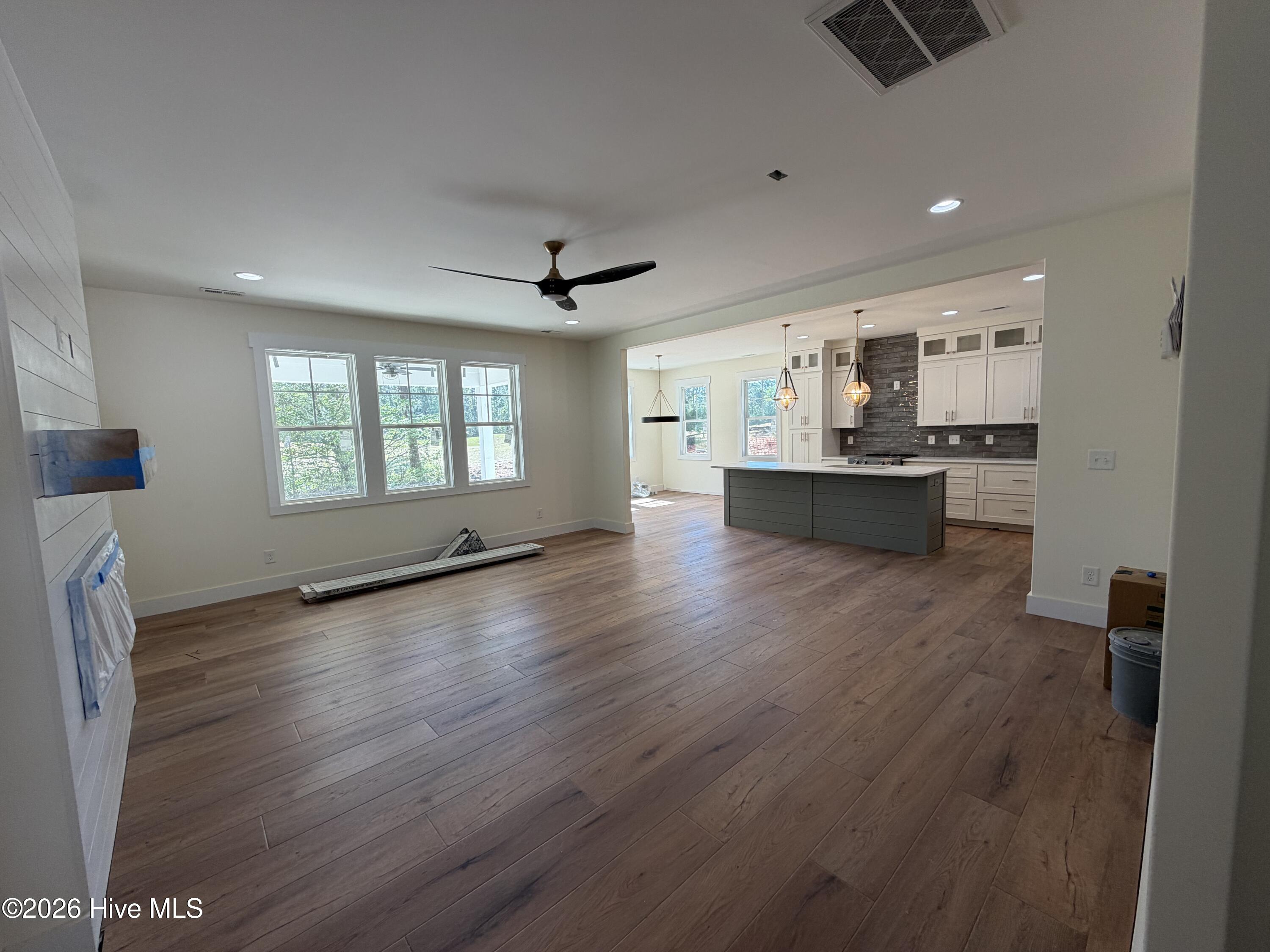 100568393 | Photo 26