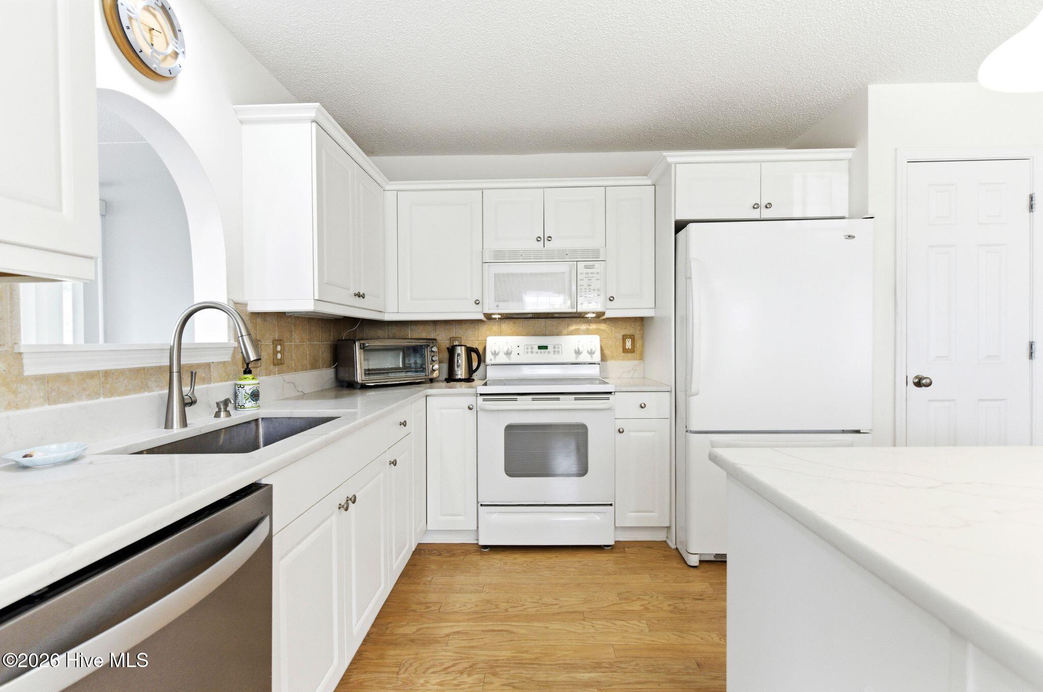 100562982 | Photo 24