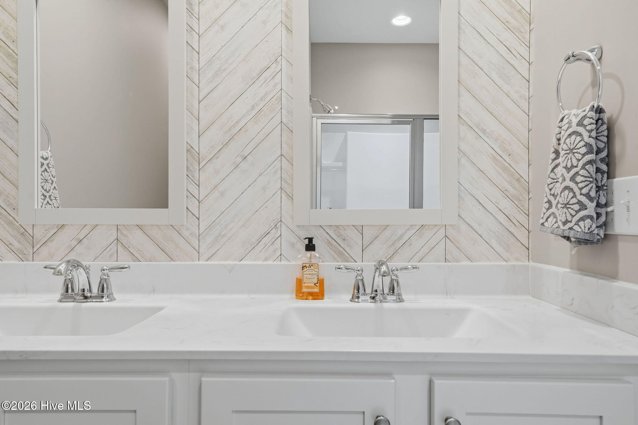 100560678 | Photo 28