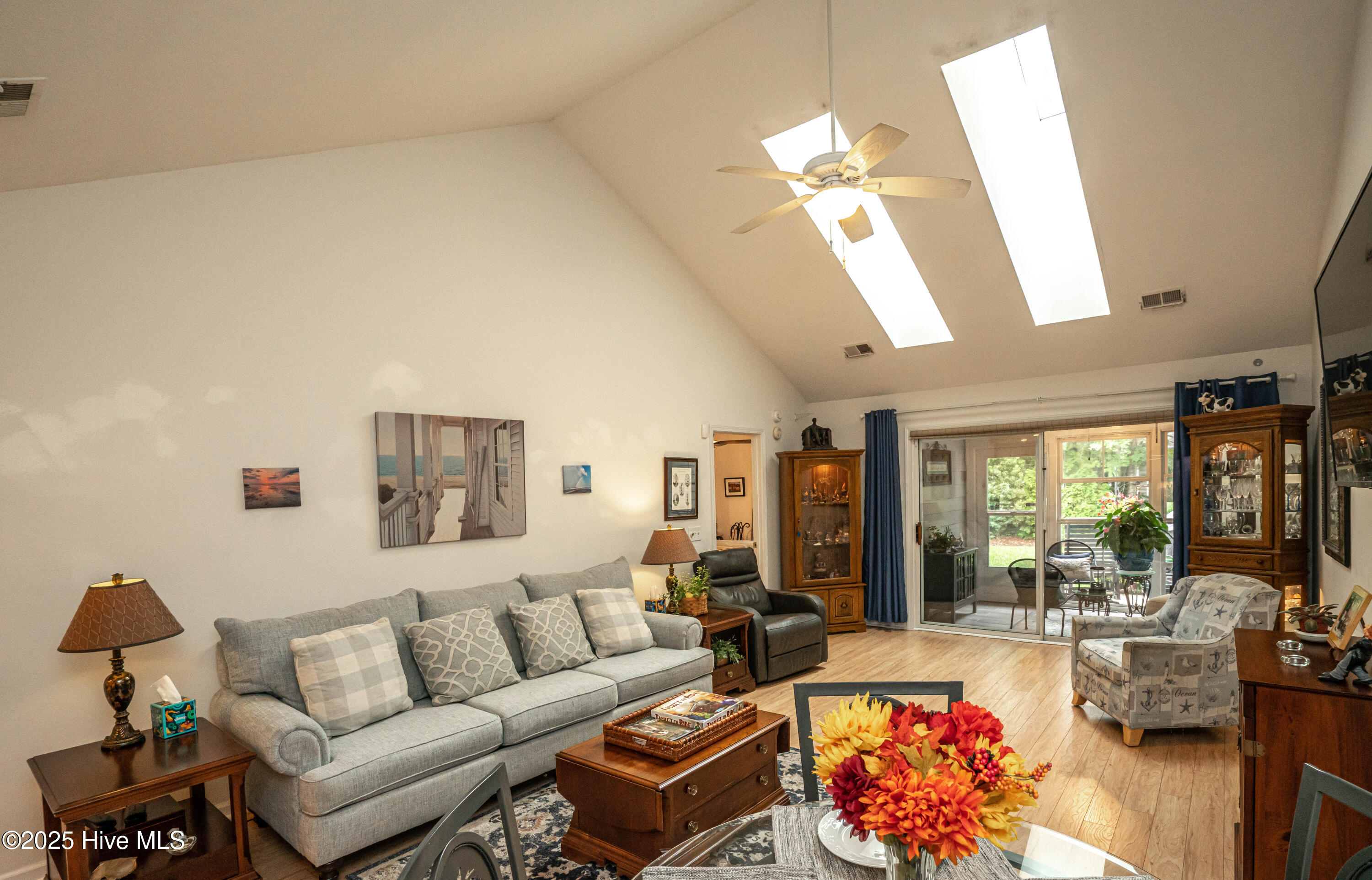 100536080 | Photo 14