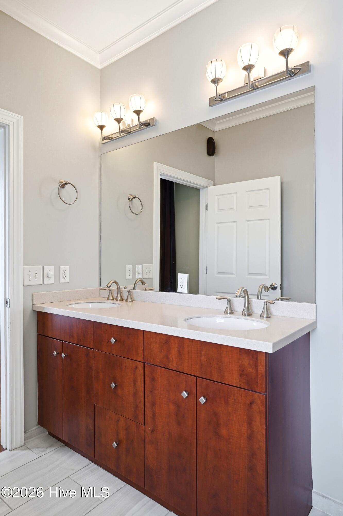 100570172 | Photo 22