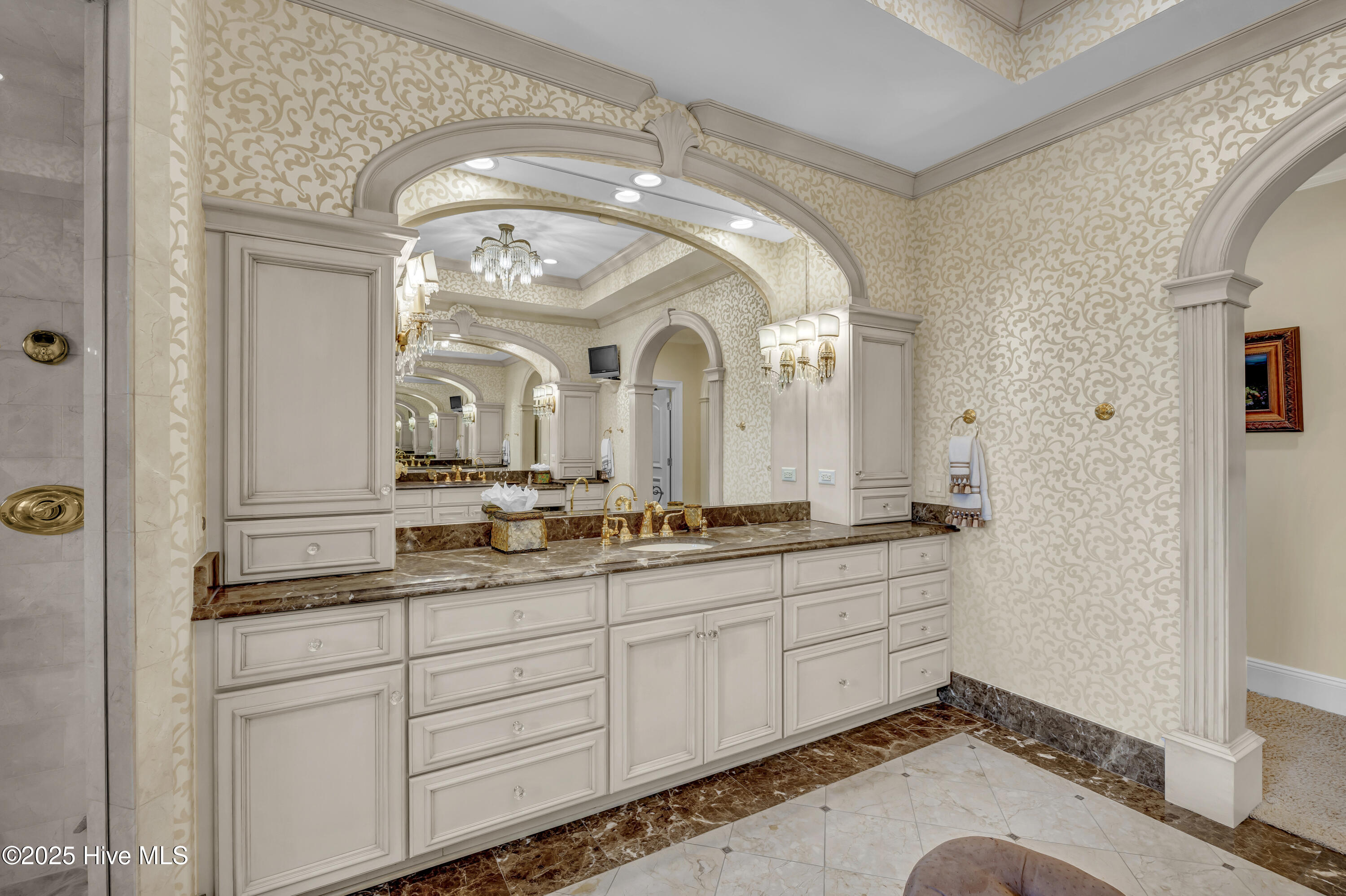 100530989 | Photo 45