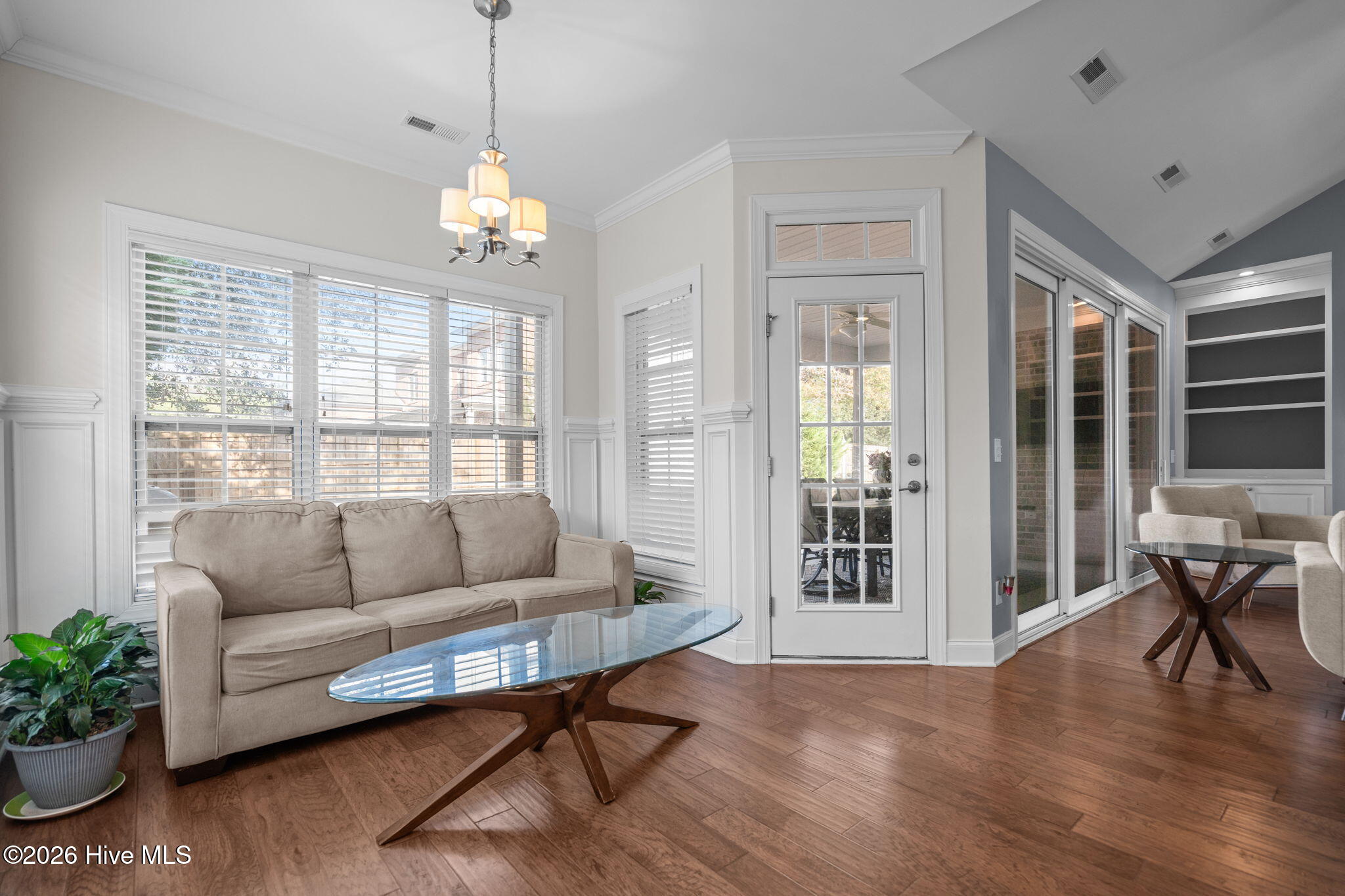 100548137 | Photo 25