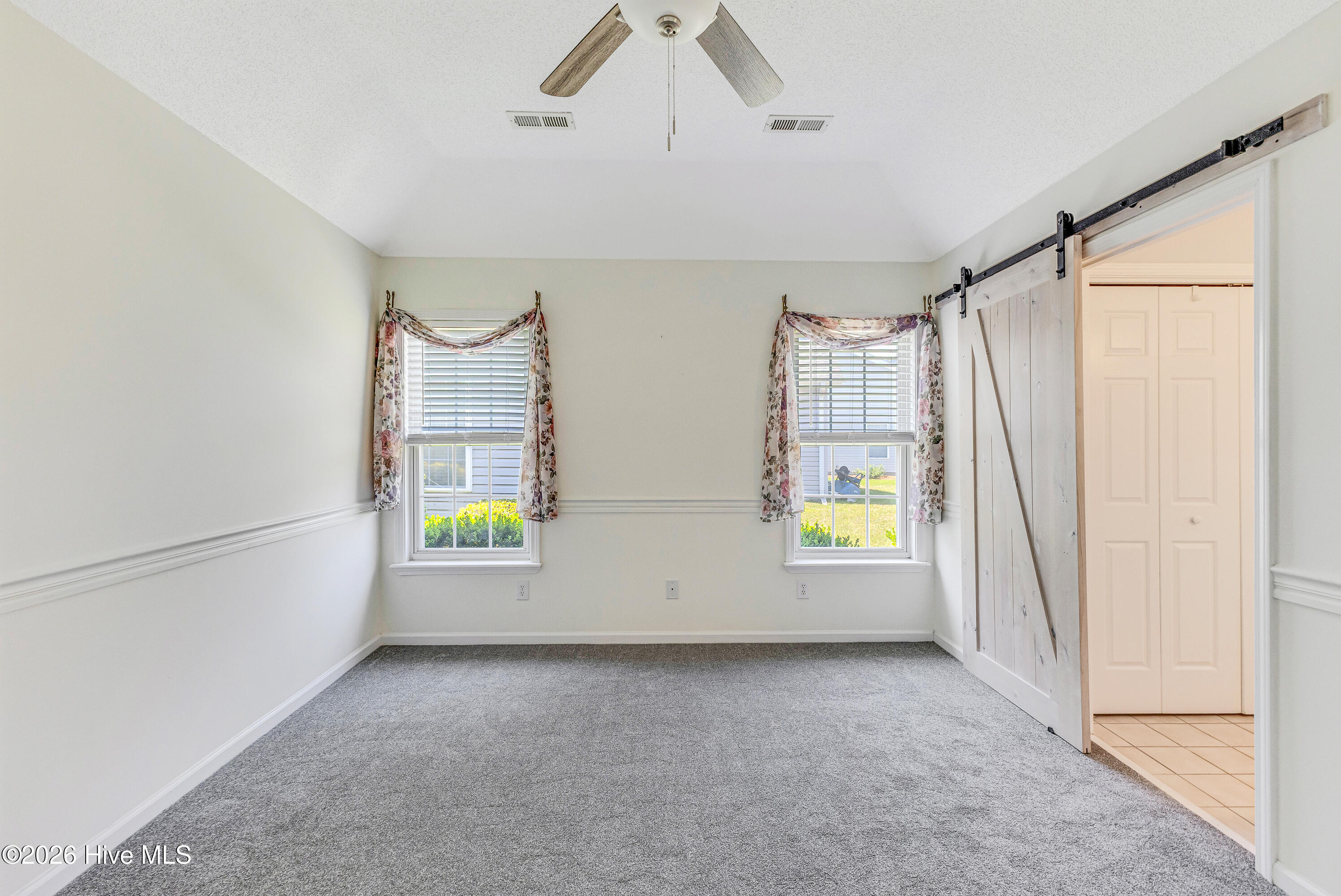 100568217 | Photo 24