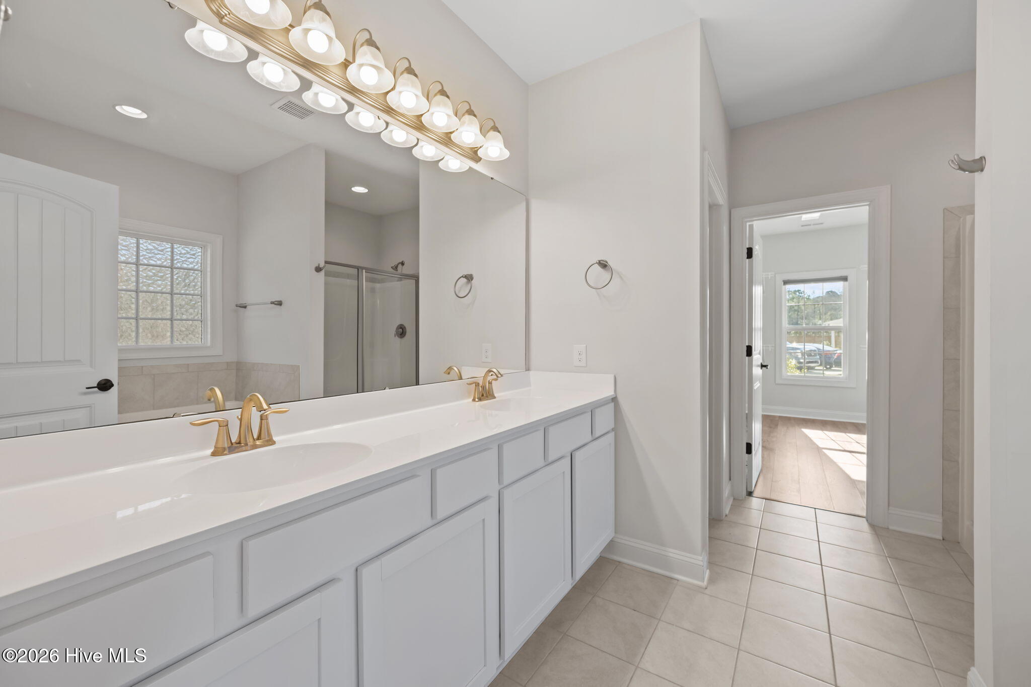 100561720 | Photo 25