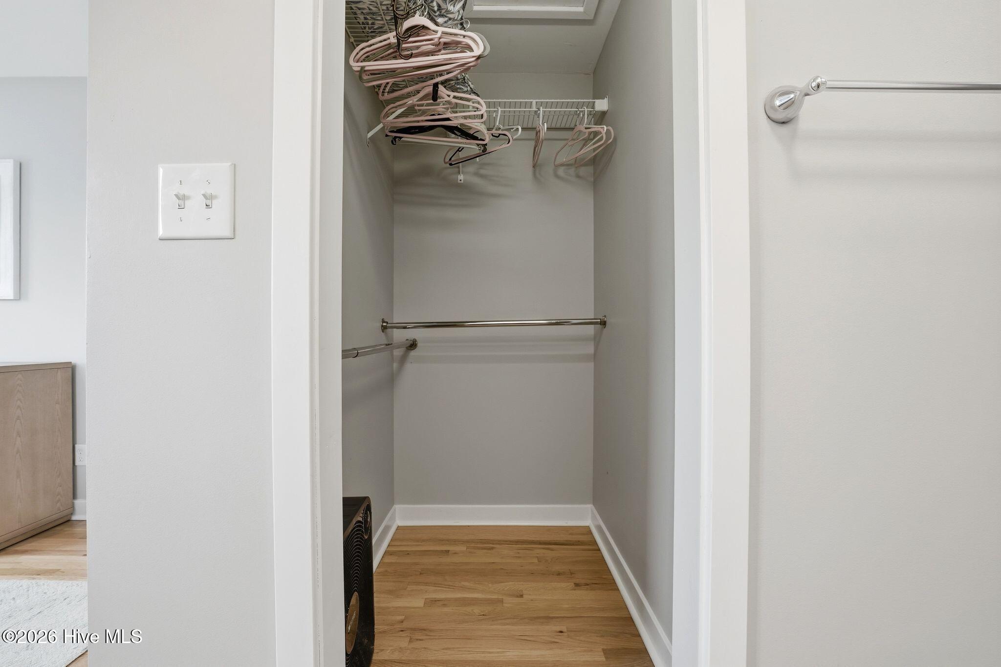 100558561 | Photo 43