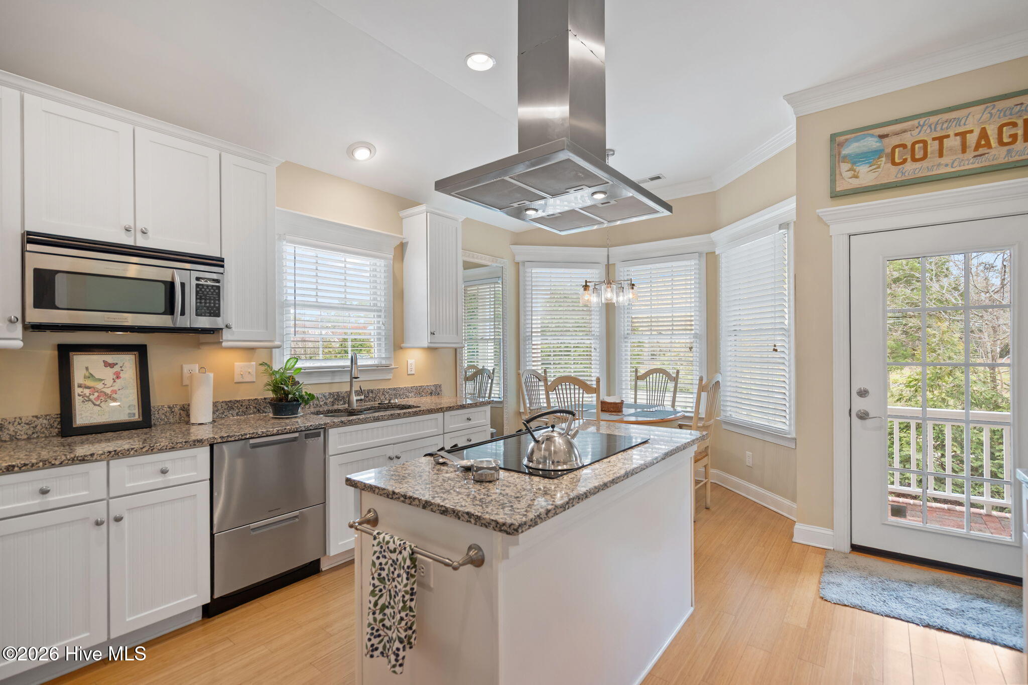 100560775 | Photo 13