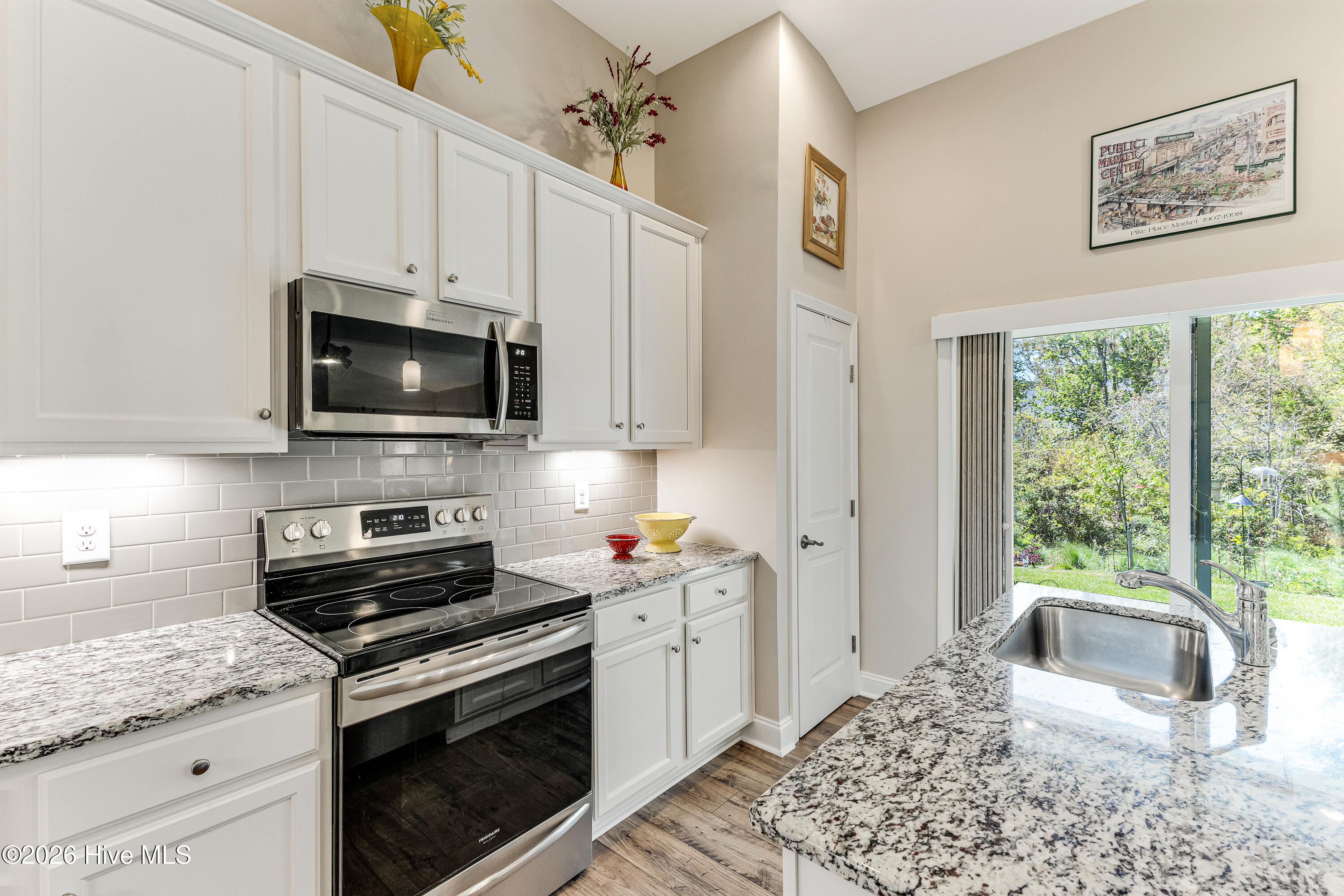 100565599 | Photo 16