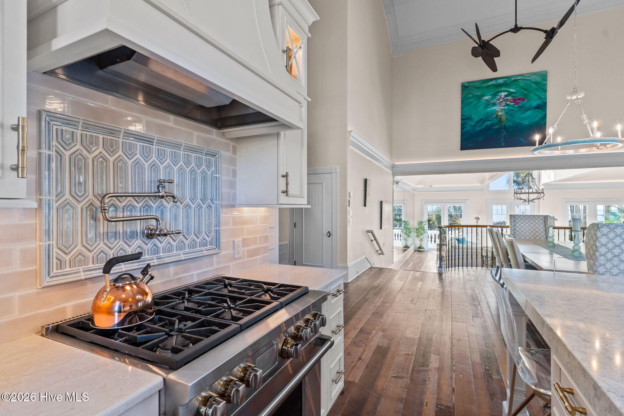 100552689 | Photo 35