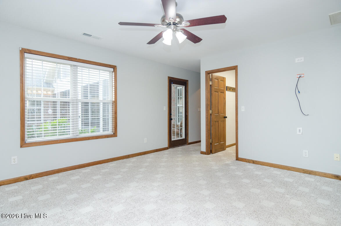 100567323 | Photo 16