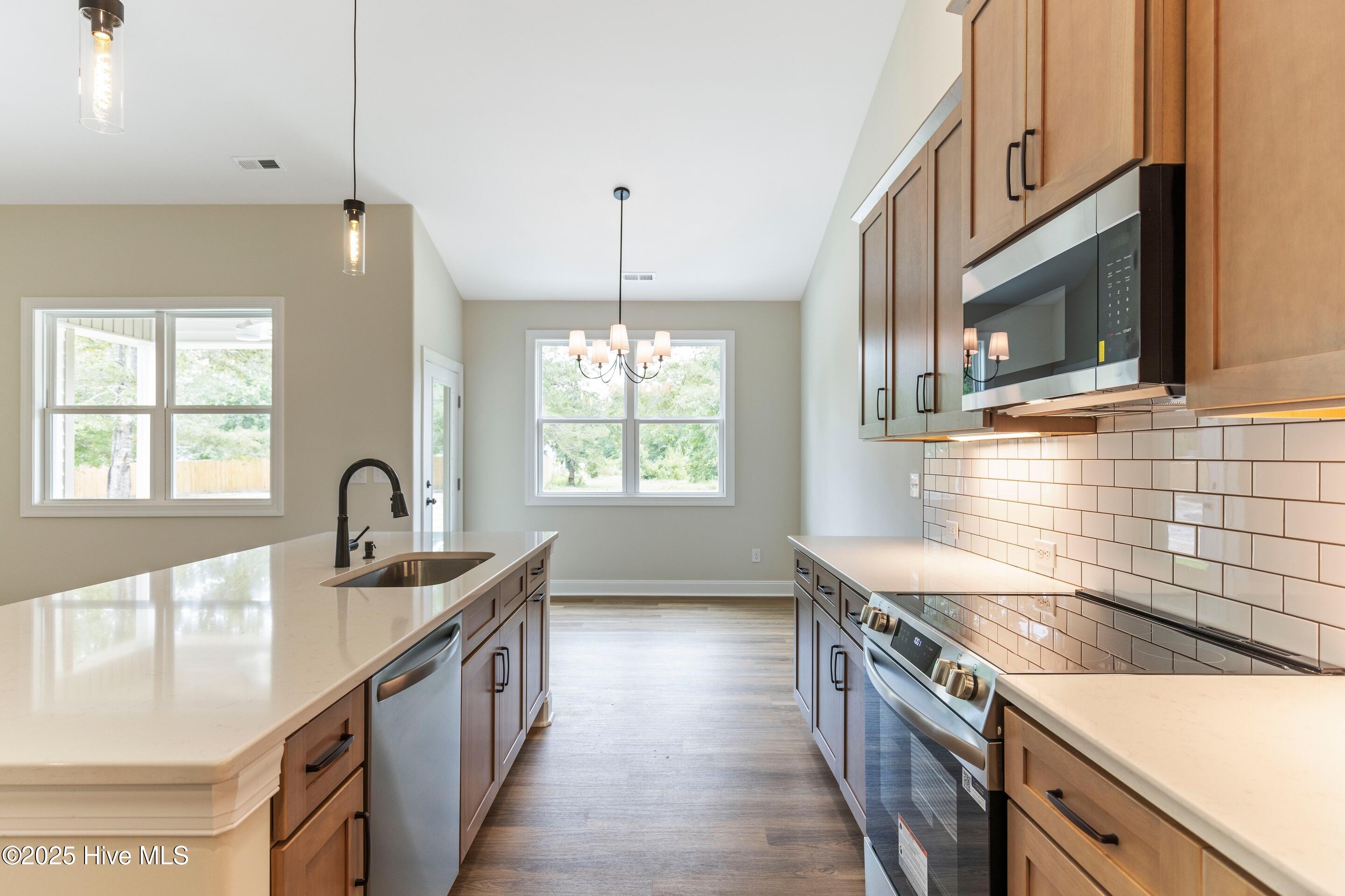 100545595 | Photo 21