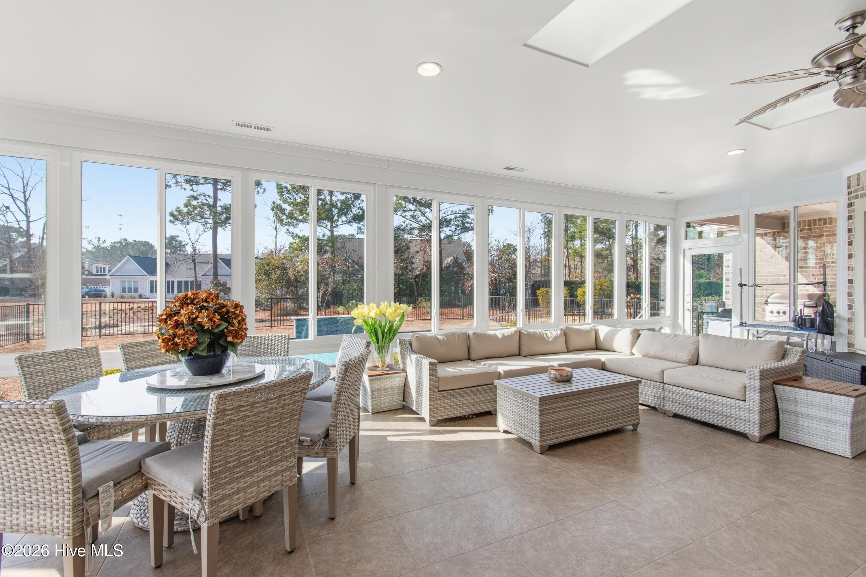 100548705 | Photo 21