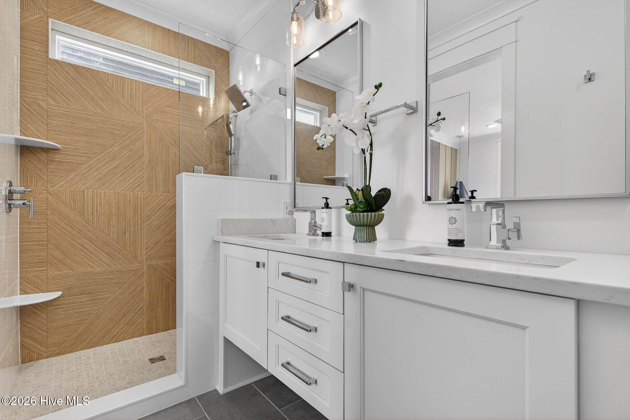 100543300 | Photo 28