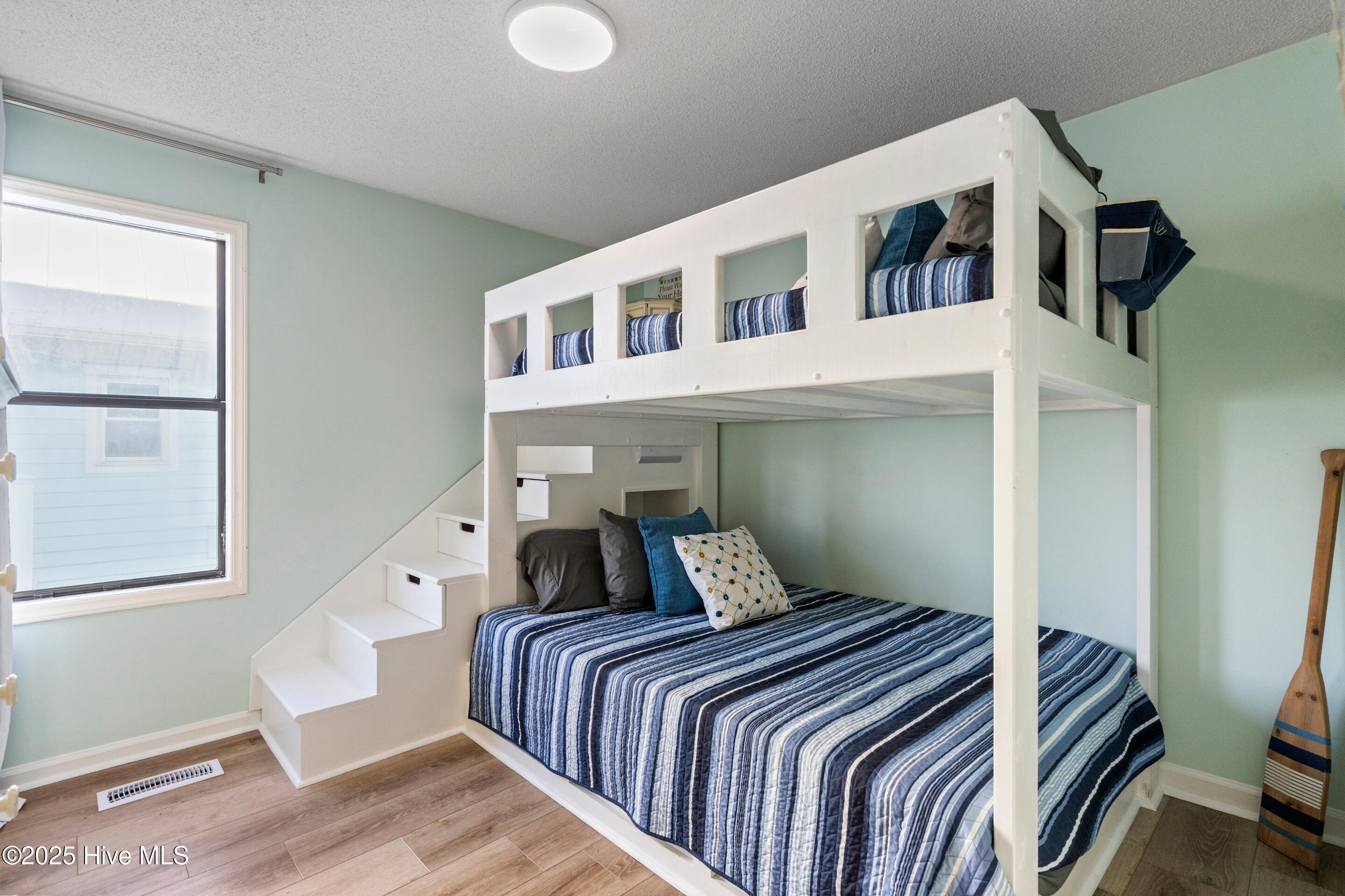 100536388 | Photo 23