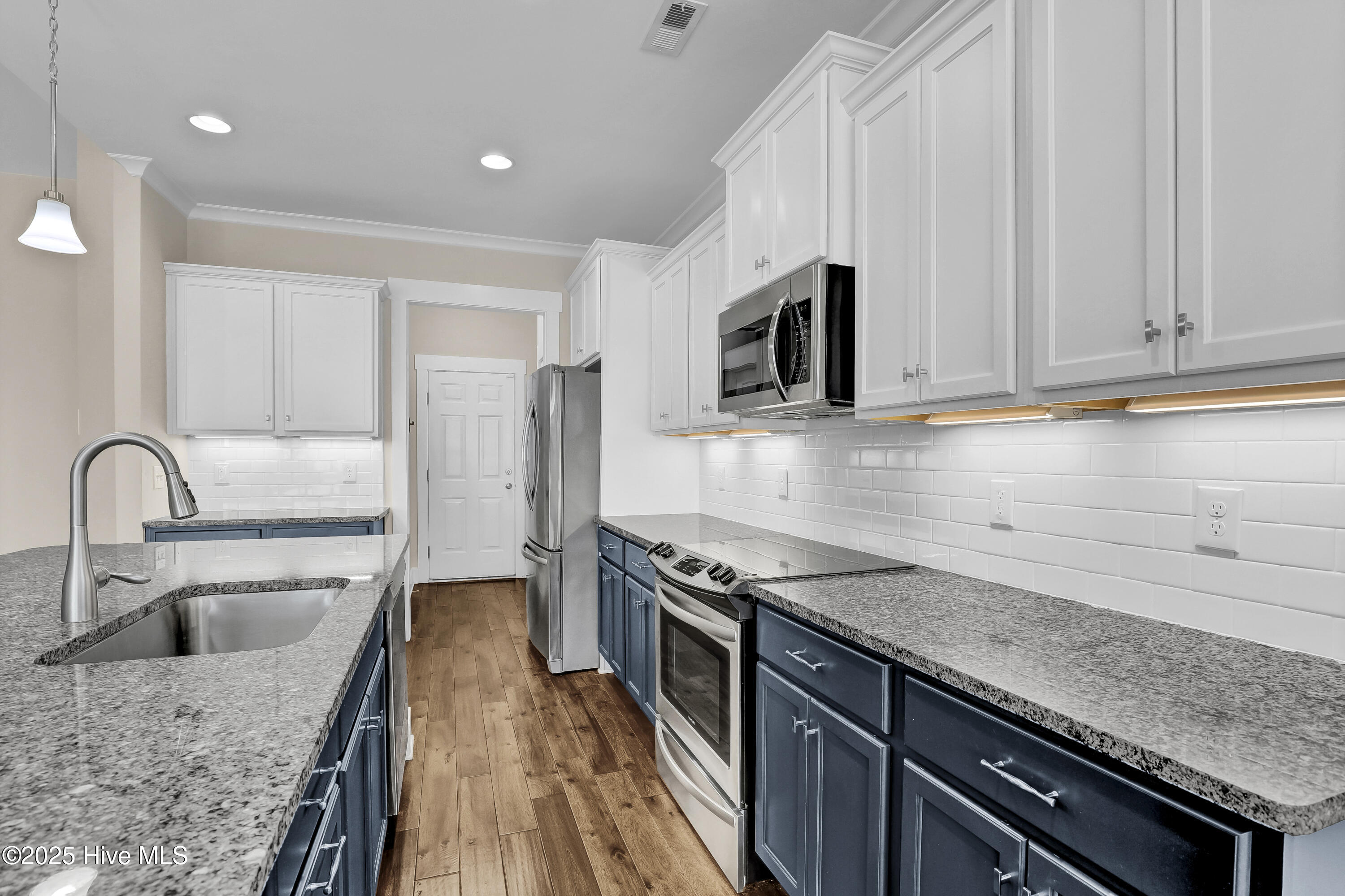 100565808 | Photo 12