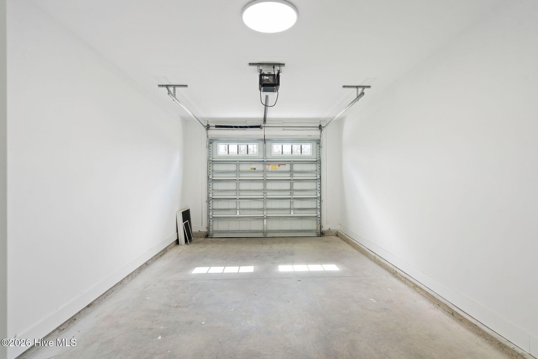 100558463 | Photo 44