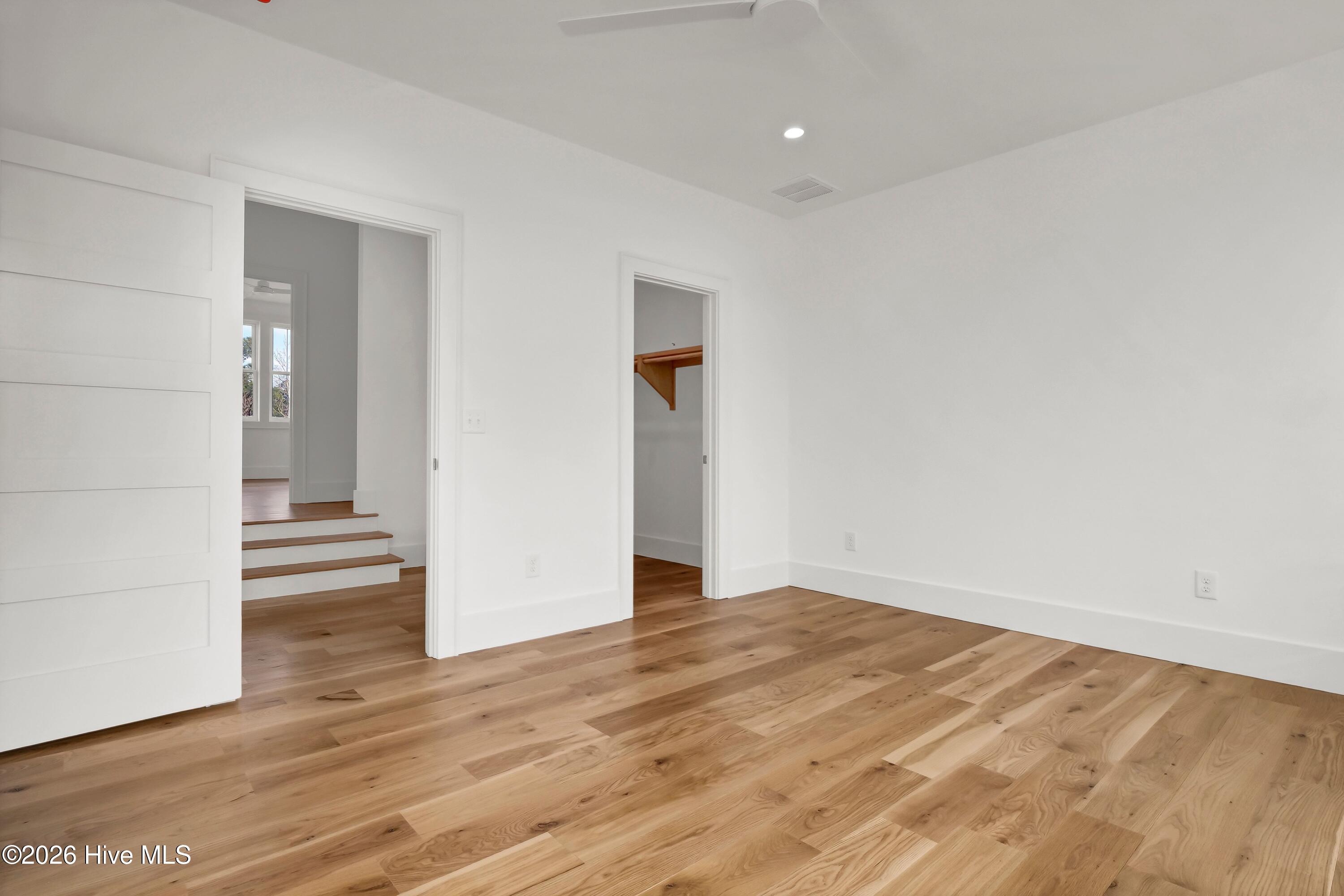 100553648 | Photo 36