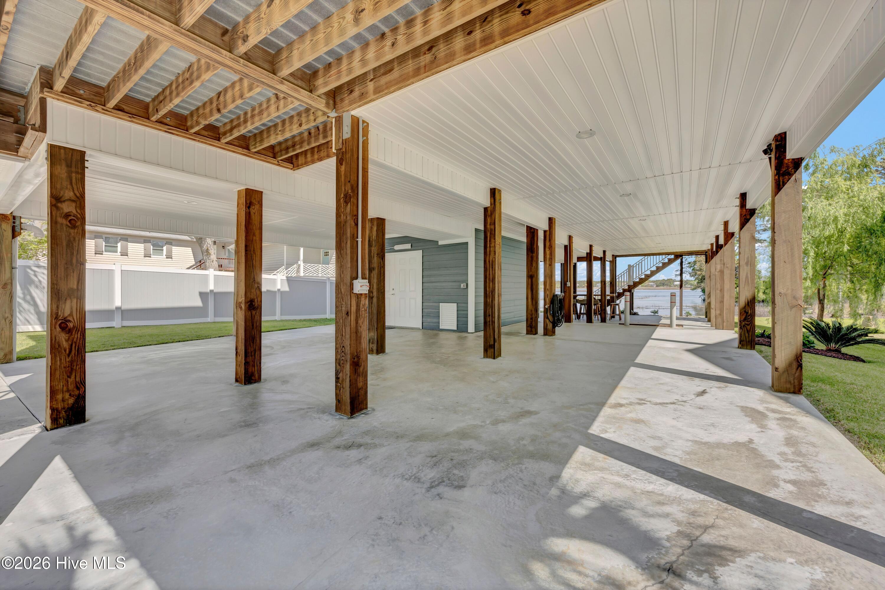 100569369 | Photo 53