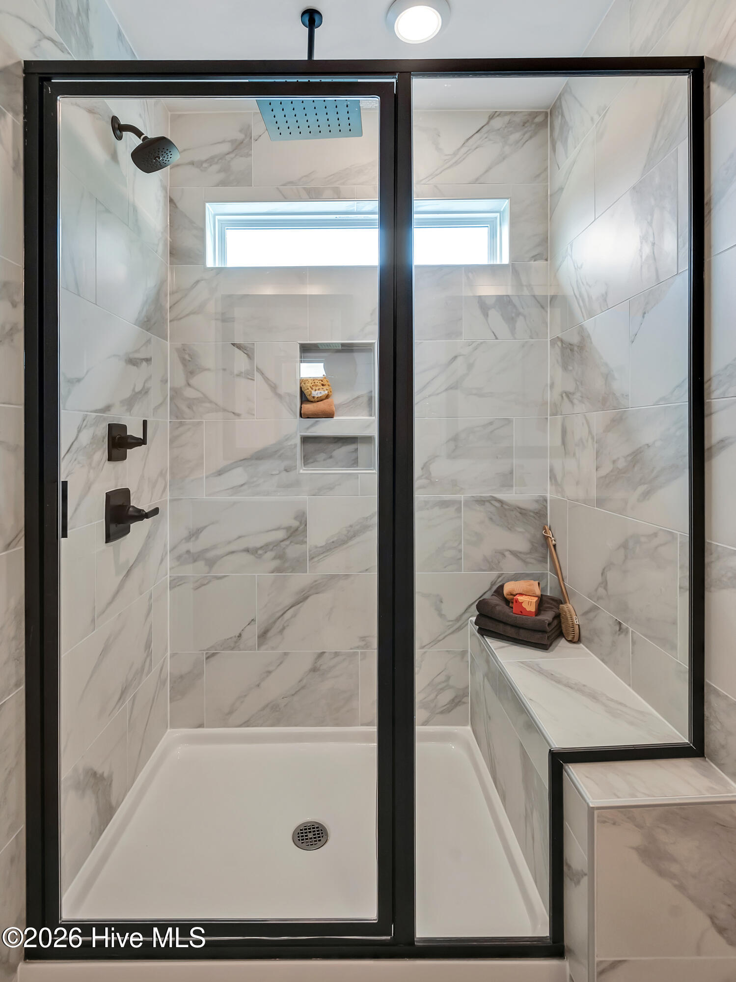 100548090 | Photo 32