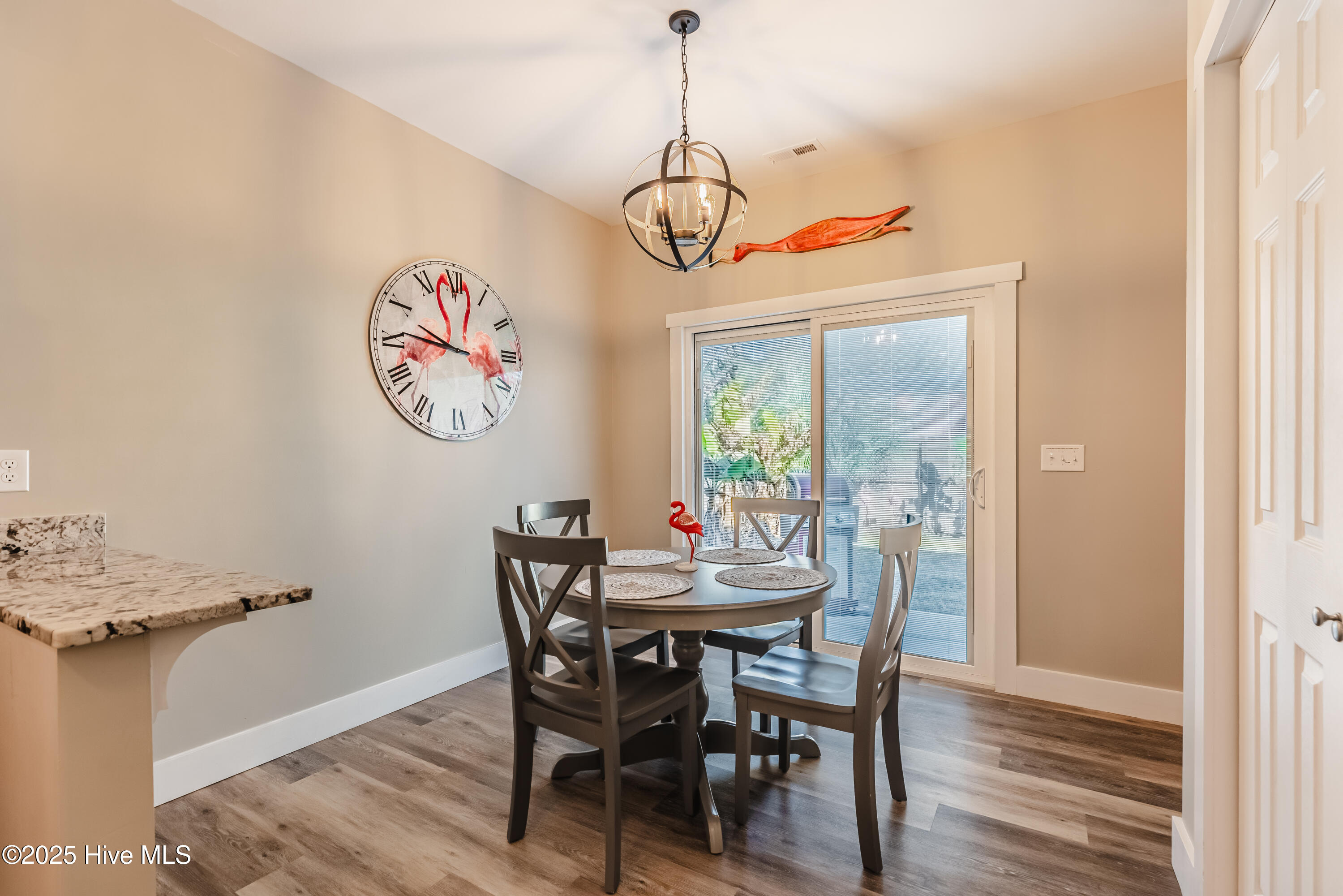 100542603 | Photo 10