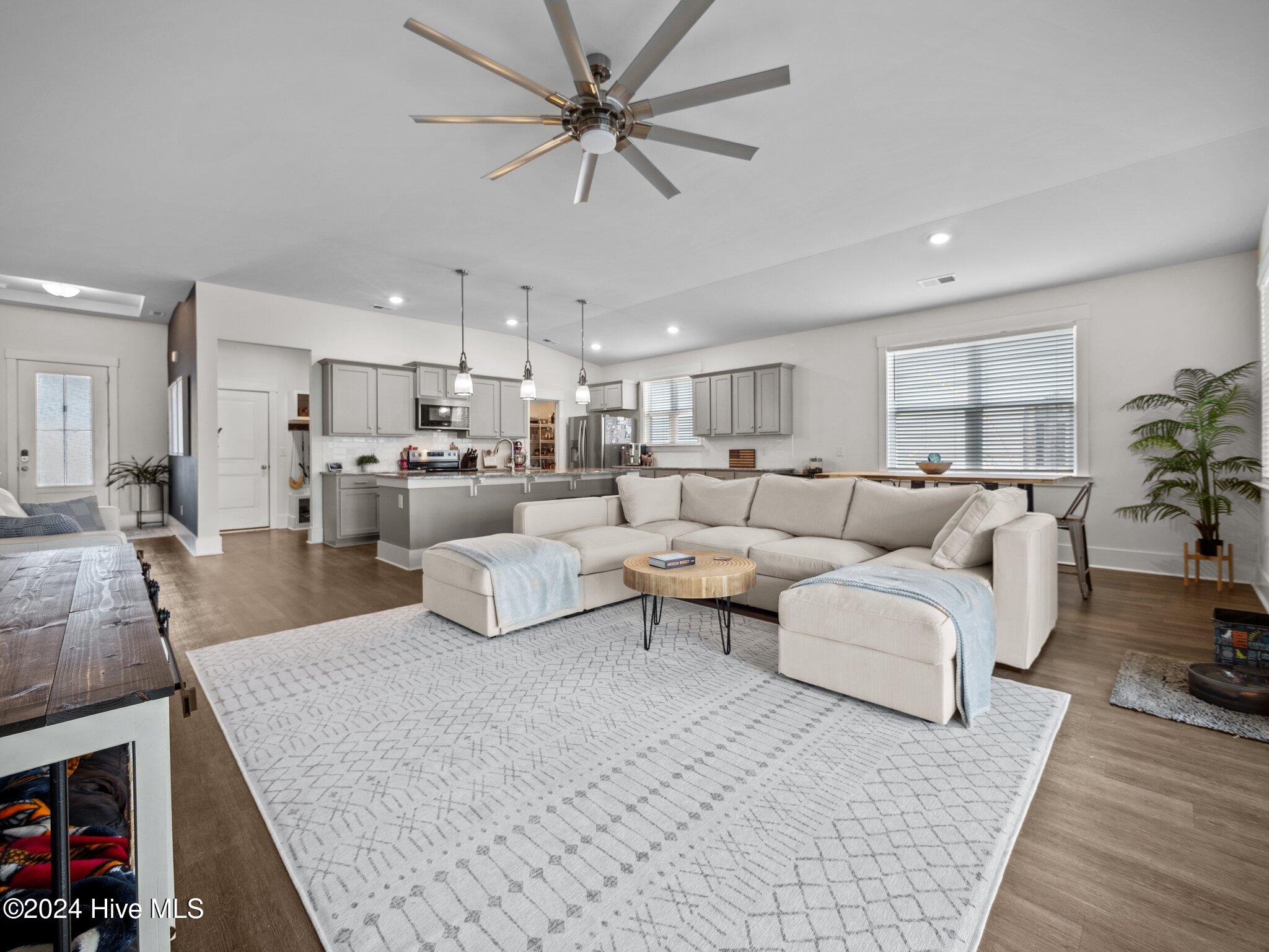 100562894 | Photo 21