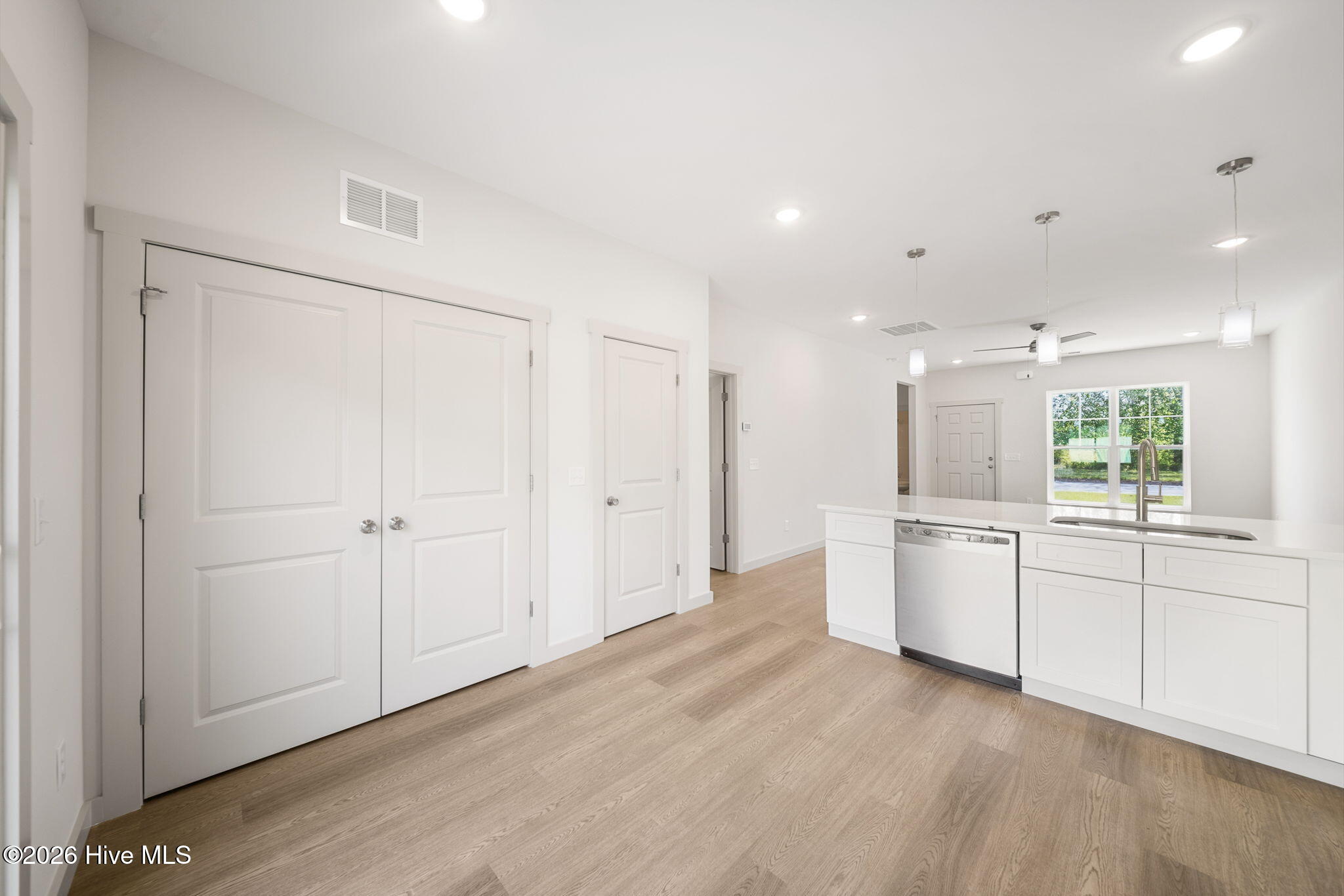 100562147 | Photo 16