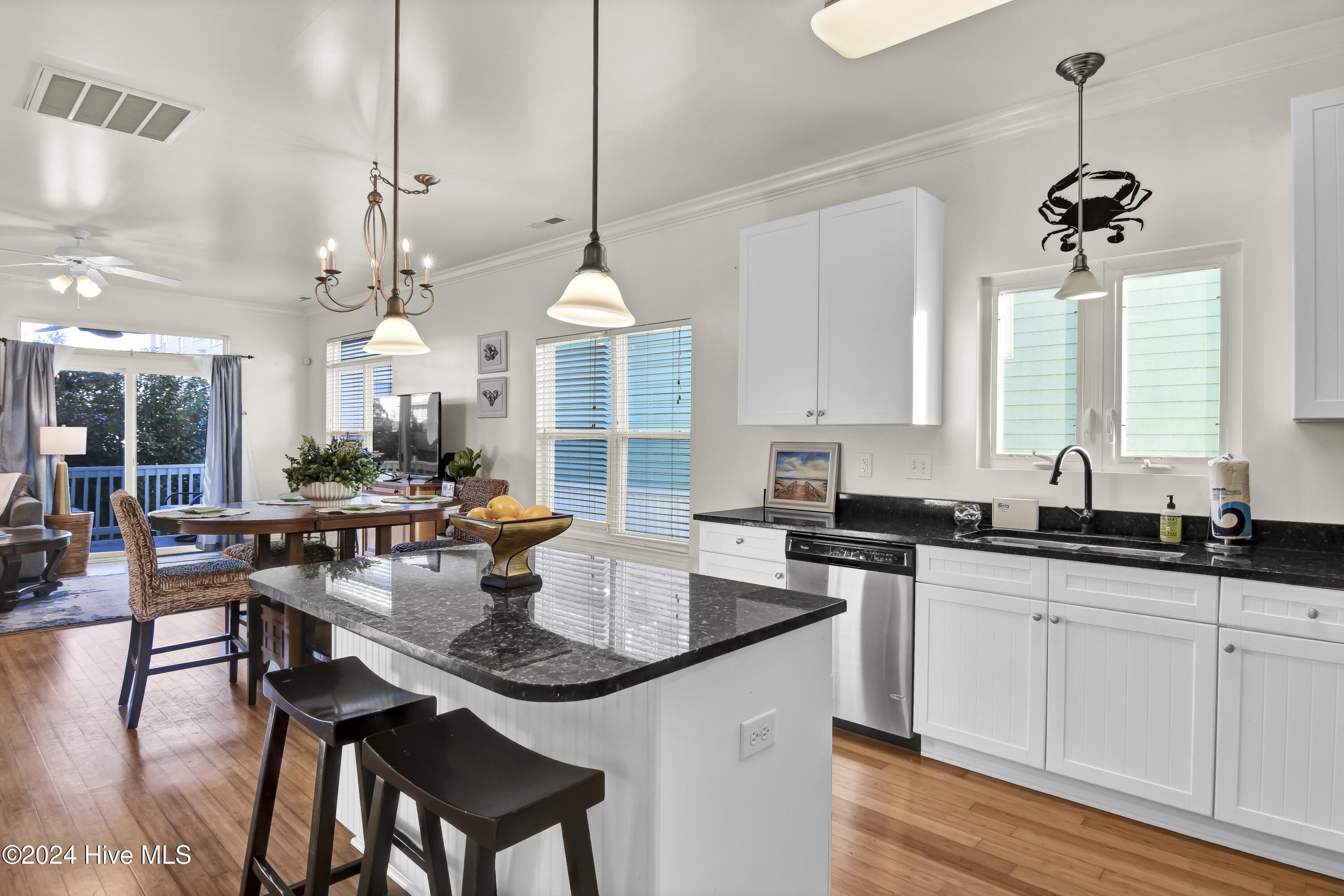 100475790 | Photo 15