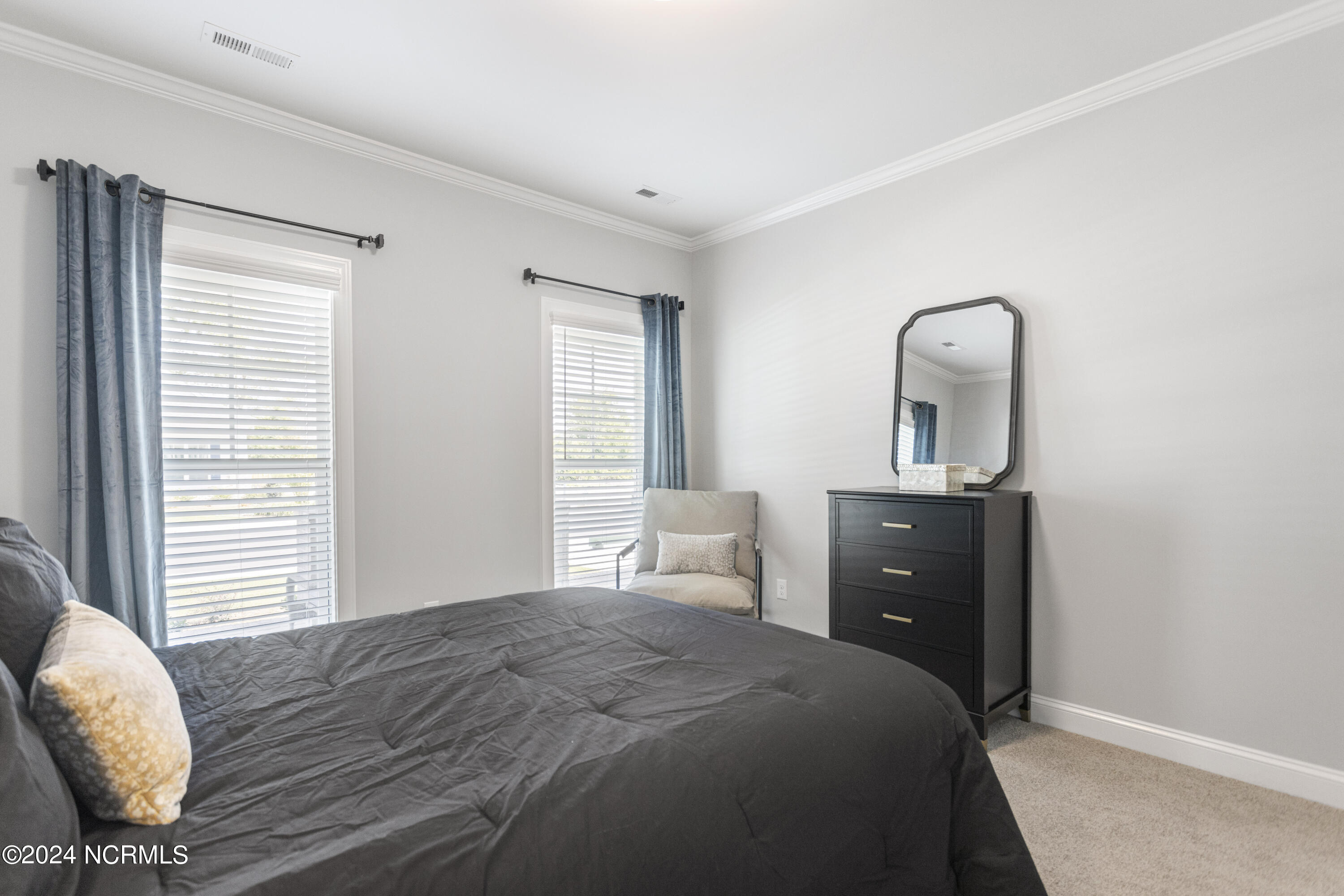 100544983 | Photo 44